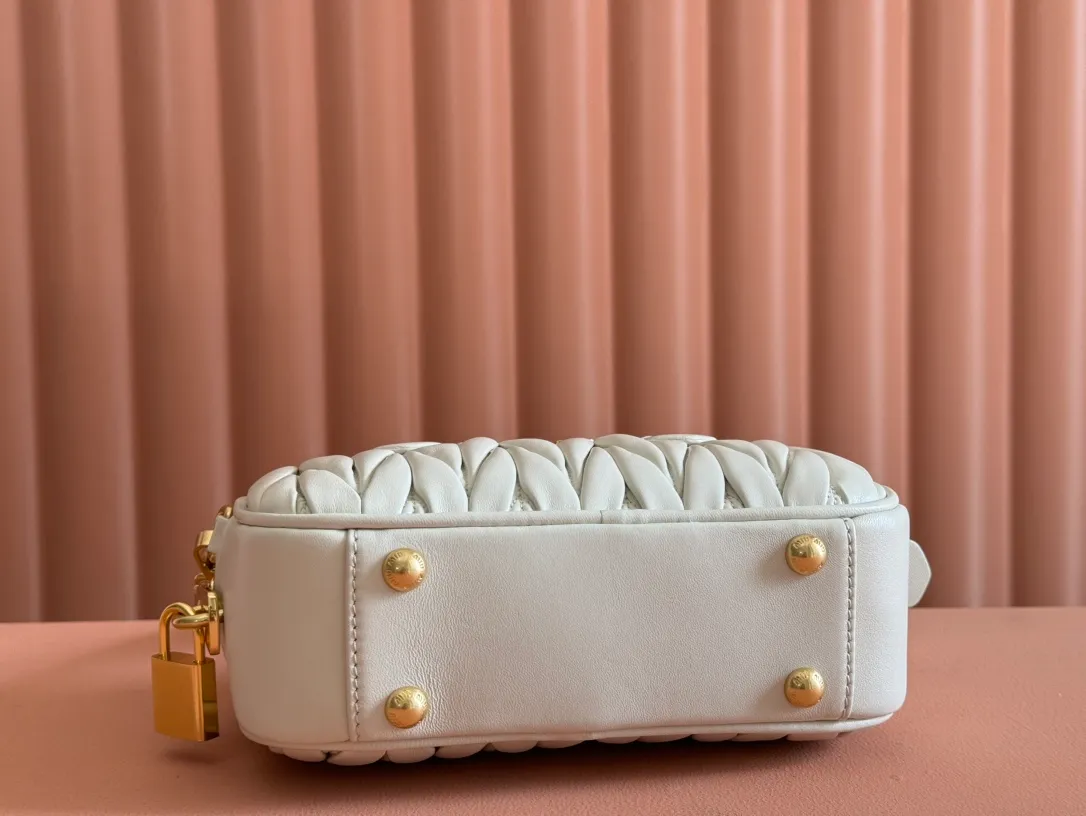 p1800💋💋💋 [Equipped with full set of packaging at the counter, premium hardware original leather] Arcadie Matelasse sheepskin small (19cm) bowling handbag/crossbody bag ~ white sheepskin This handbag uses Matelasse craftsmanship, and the three-dimensional texture and exquisite texture bring a new interpretation to the classic silhouette. The front letter logo cleverly echoes the metal hardware, and the exquisite workmanship is outstanding, highlighting a highly recognizable classic style. Dynamic and elegant lines with adjustable and detachable shoulder straps present a practical and versatile design with modern charm. ～Detachable and adjustable shoulder strap ～Zipper closure ～Lined with 2 patch pockets ～With foot studs Size: W19×H13×D6cm No.: 5BB123