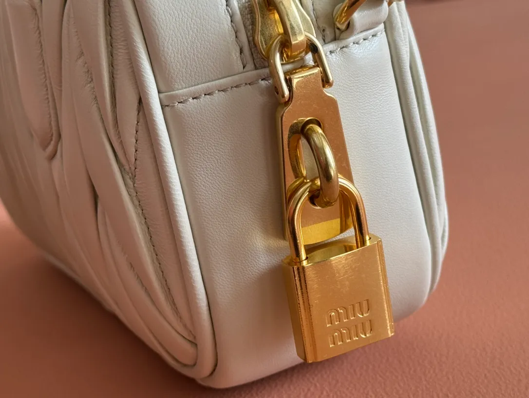 p1800💋💋💋 [Equipped with full set of packaging at the counter, premium hardware original leather] Arcadie Matelasse sheepskin small (19cm) bowling handbag/crossbody bag ~ white sheepskin This handbag uses Matelasse craftsmanship, and the three-dimensional texture and exquisite texture bring a new interpretation to the classic silhouette. The front letter logo cleverly echoes the metal hardware, and the exquisite workmanship is outstanding, highlighting a highly recognizable classic style. Dynamic and elegant lines with adjustable and detachable shoulder straps present a practical and versatile design with modern charm. ～Detachable and adjustable shoulder strap ～Zipper closure ～Lined with 2 patch pockets ～With foot studs Size: W19×H13×D6cm No.: 5BB123