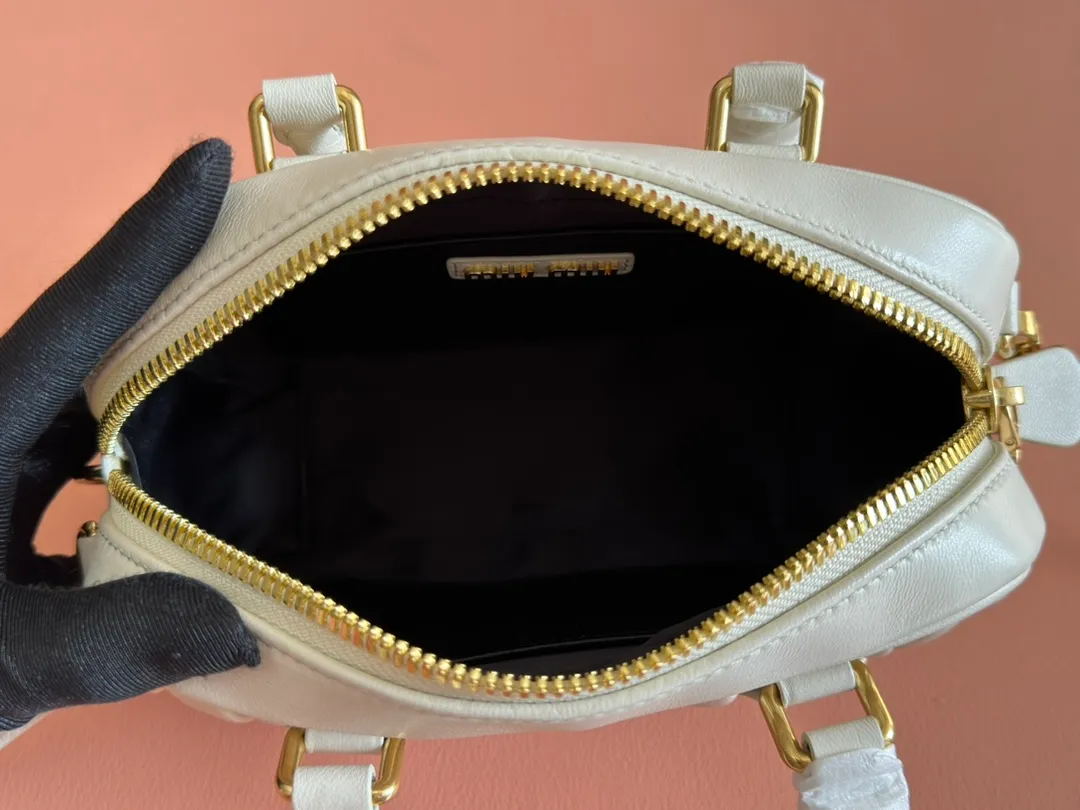 p1800💋💋💋 [Equipped with full set of packaging at the counter, premium hardware original leather] Arcadie Matelasse sheepskin small (19cm) bowling handbag/crossbody bag ~ white sheepskin This handbag uses Matelasse craftsmanship, and the three-dimensional texture and exquisite texture bring a new interpretation to the classic silhouette. The front letter logo cleverly echoes the metal hardware, and the exquisite workmanship is outstanding, highlighting a highly recognizable classic style. Dynamic and elegant lines with adjustable and detachable shoulder straps present a practical and versatile design with modern charm. ～Detachable and adjustable shoulder strap ～Zipper closure ～Lined with 2 patch pockets ～With foot studs Size: W19×H13×D6cm No.: 5BB123