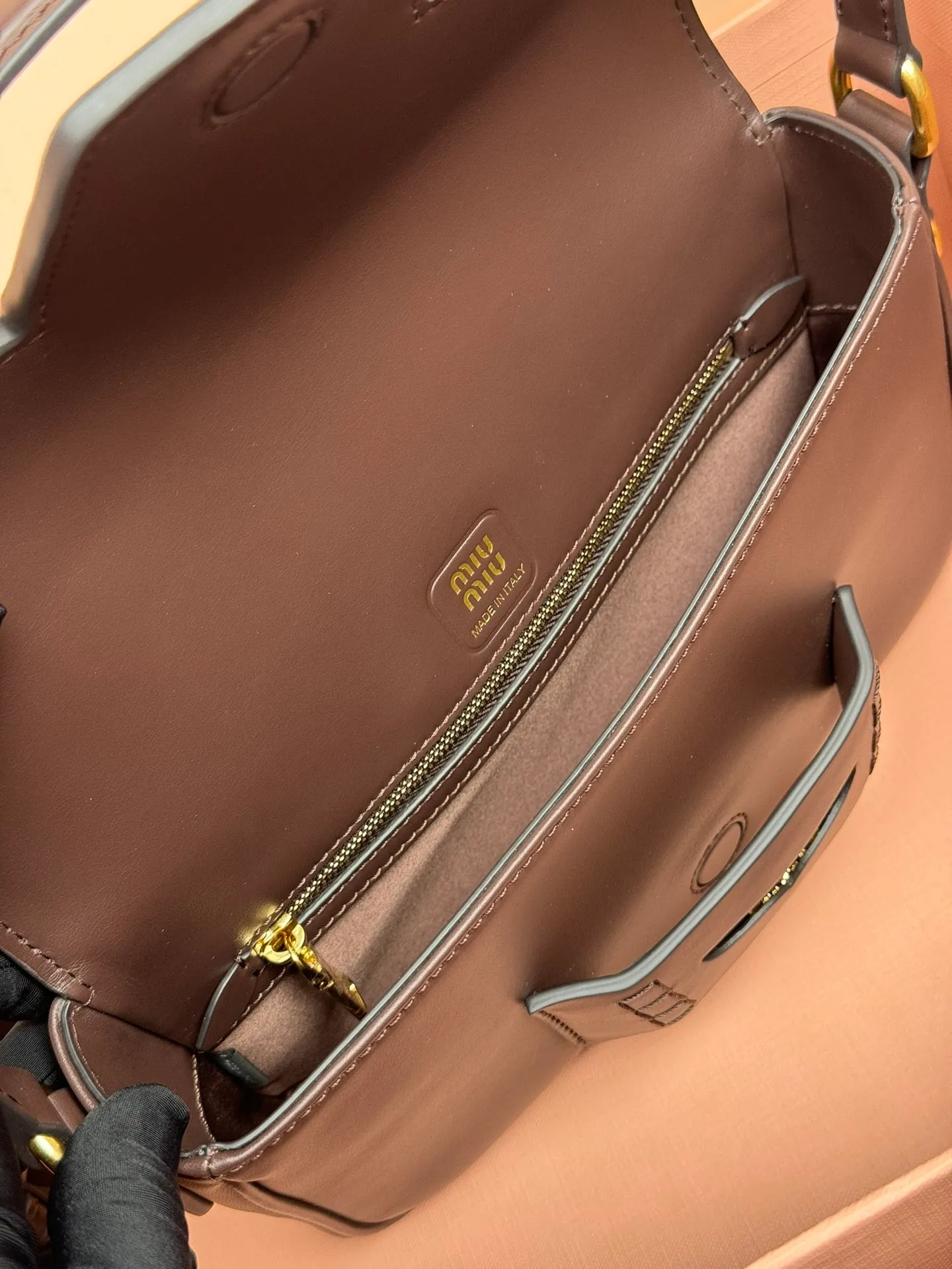 p1760. [Premium Hardware Original Leather] Penny Cow Leather Handbag ~ Cognac Color The design of this penny handbag is inspired by the iconic gold coin loafers, adding a versatile option to your daily wardrobe. The crisp leather design embodies the brand's youthful and rebellious spirit. Size:w23×h13.5×d5cm No.:_5bd270