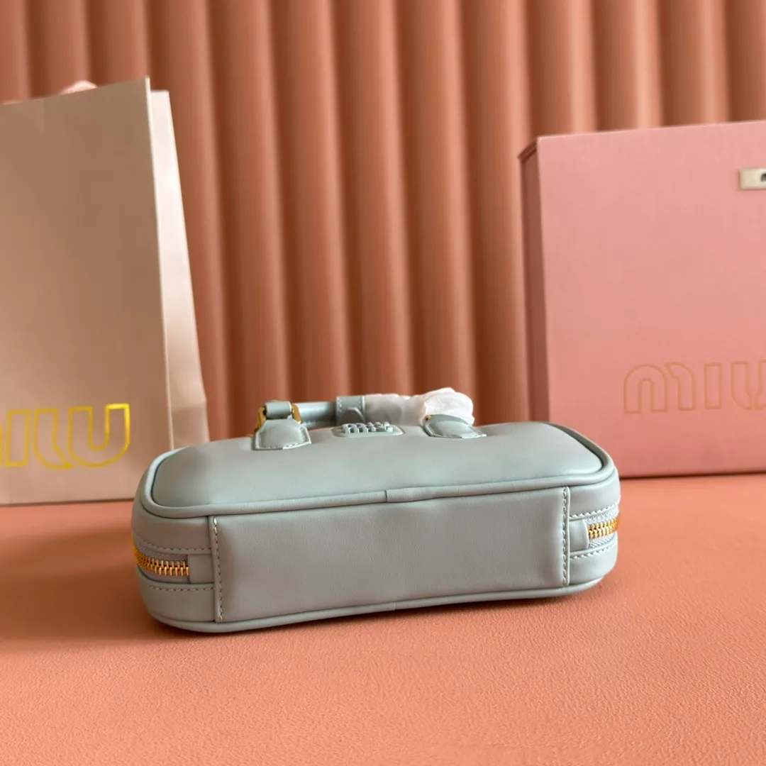 p1440💋💋💋【Equipment with counter full set of packaging, premium hardware and original leather】Arcadie cow leather mini (19cm) bowling handbag/crossbody bag ~ This Arcadic handbag demonstrates the unique concept that fashion is a tool that reflects reality and translates it into material form. The letter logo that complements the finish of the metal hardware accessories is exquisitely crafted and demonstrates a highly recognizable classic style. Dynamic and elegant lines with adjustable and detachable shoulder straps present a practical and versatile design with modern charm. ～Detachable and adjustable shoulder strap ～Zipper closure ～Painted metal letter logo on front ～Lined patch pocket Size: W19×H10×D5cm Number: _5BP176