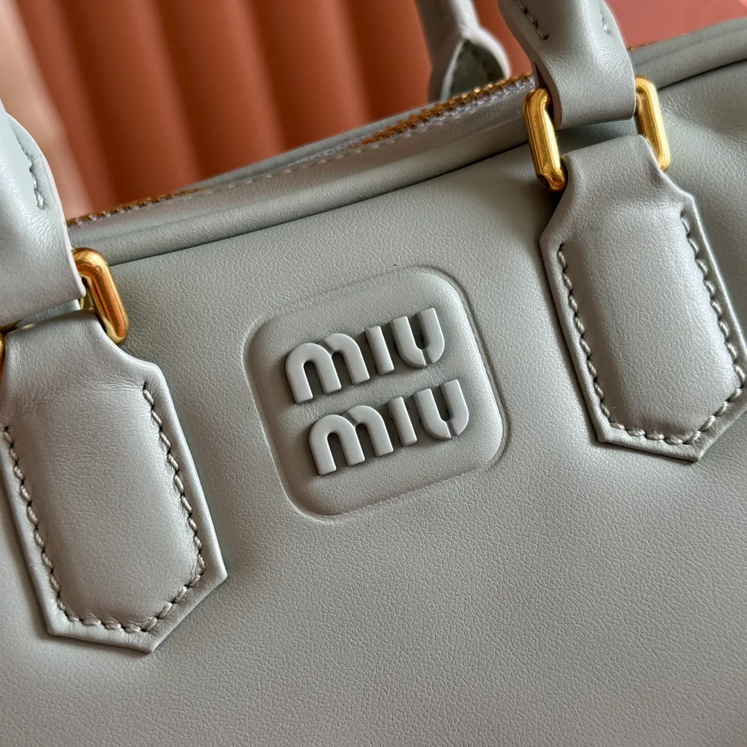 p1440💋💋💋【Equipment with counter full set of packaging, premium hardware and original leather】Arcadie cow leather mini (19cm) bowling handbag/crossbody bag ~ This Arcadic handbag demonstrates the unique concept that fashion is a tool that reflects reality and translates it into material form. The letter logo that complements the finish of the metal hardware accessories is exquisitely crafted and demonstrates a highly recognizable classic style. Dynamic and elegant lines with adjustable and detachable shoulder straps present a practical and versatile design with modern charm. ～Detachable and adjustable shoulder strap ～Zipper closure ～Painted metal letter logo on front ～Lined patch pocket Size: W19×H10×D5cm Number: _5BP176