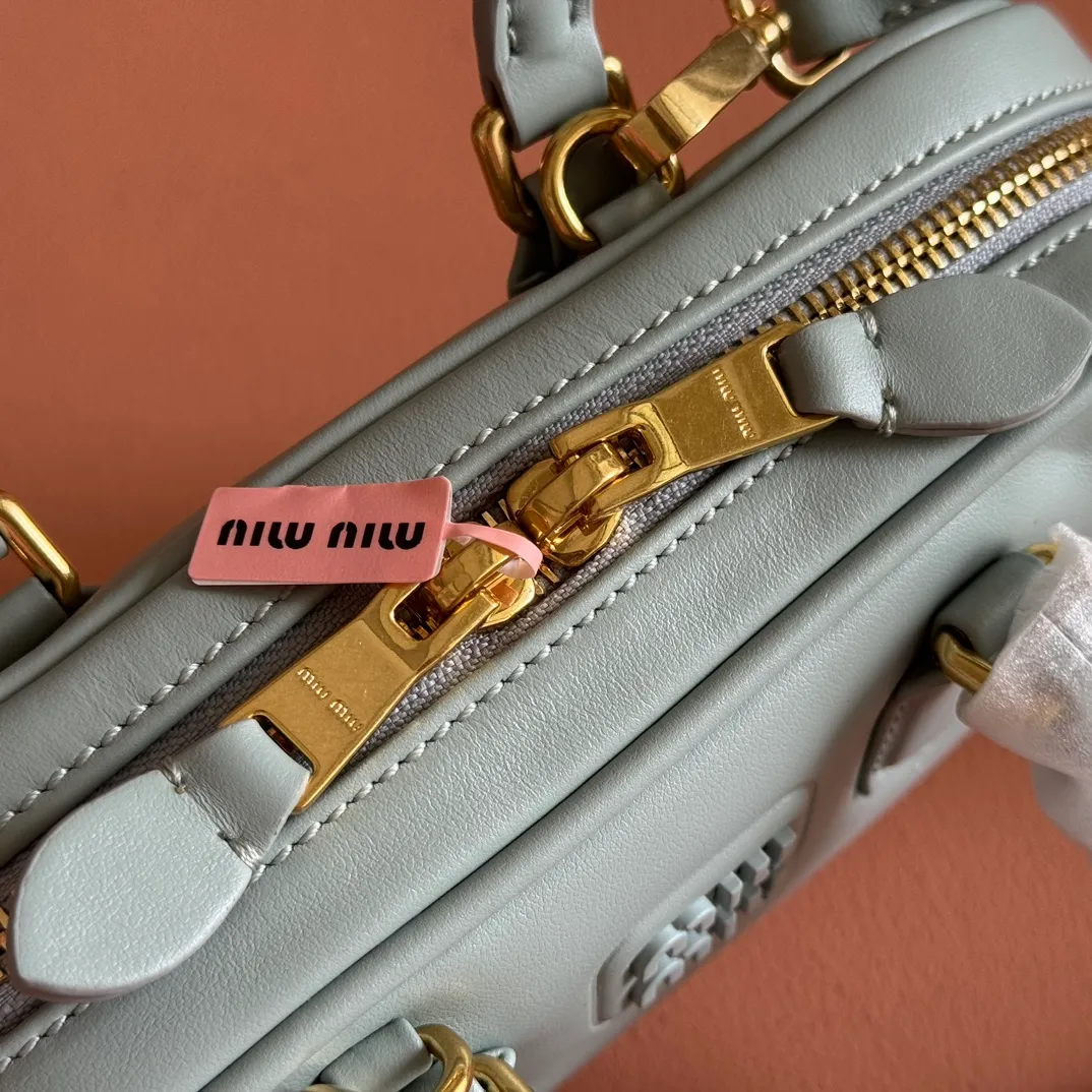 p1440💋💋💋【Equipment with counter full set of packaging, premium hardware and original leather】Arcadie cow leather mini (19cm) bowling handbag/crossbody bag ~ This Arcadic handbag demonstrates the unique concept that fashion is a tool that reflects reality and translates it into material form. The letter logo that complements the finish of the metal hardware accessories is exquisitely crafted and demonstrates a highly recognizable classic style. Dynamic and elegant lines with adjustable and detachable shoulder straps present a practical and versatile design with modern charm. ～Detachable and adjustable shoulder strap ～Zipper closure ～Painted metal letter logo on front ～Lined patch pocket Size: W19×H10×D5cm Number: _5BP176