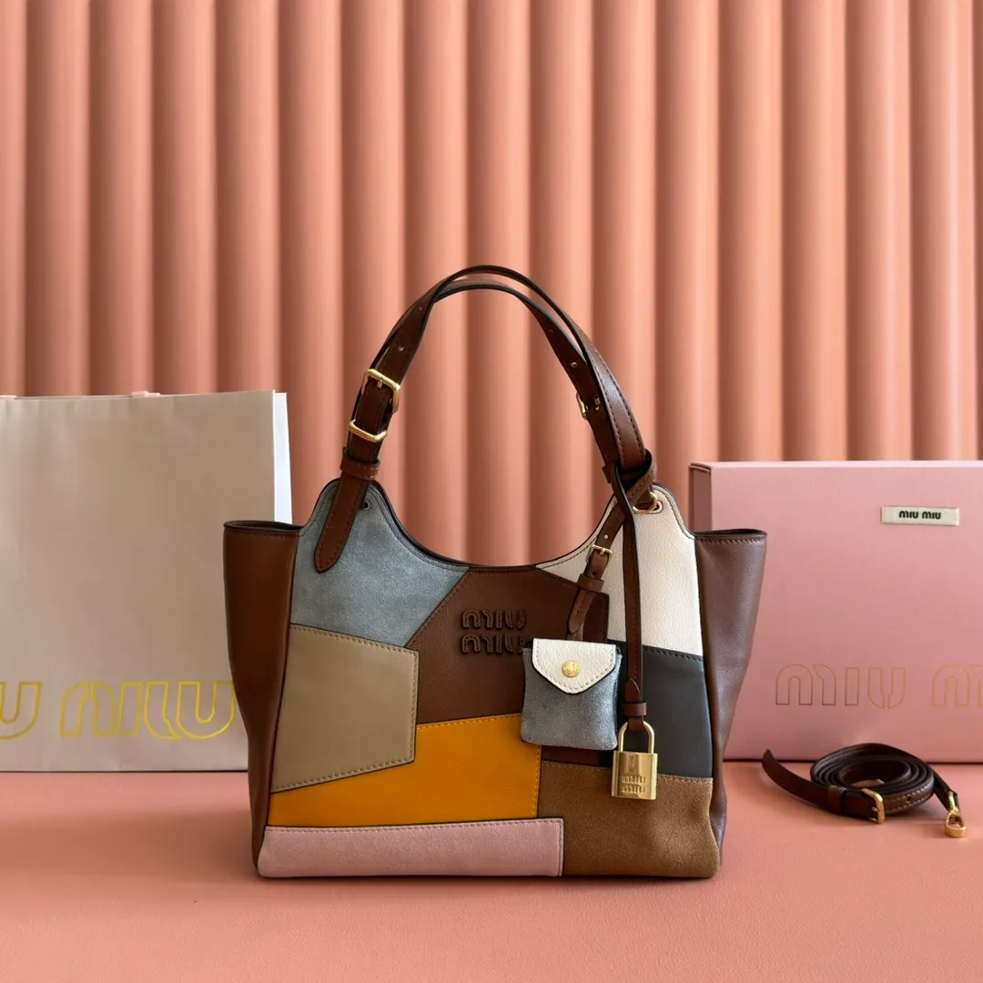 p1800💋💋💋【Full set of packaging at the counter】Miu Japanese pop-up tote bag, top-grade imported cowhide, high-end leather texture, elegant and retro, soft but not collapsed, with metal lock pendant, casual and lazy temperament, sweet and cool style, hand-sewn leather logo, details are online, suitable for commuting and shopping, practicality MAX Model: 5ba304 Dimensions: 25.5 X20 X13 cm