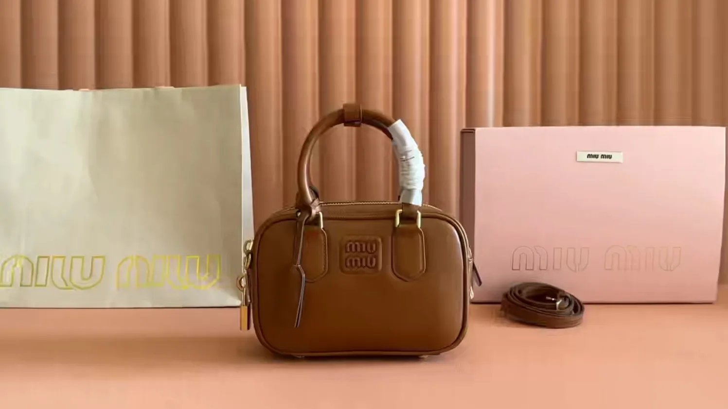 p1640💋💋💋[Original leather configuration counter complete package] Arcadie cow leather small (19cm) bowling handbag/crossbody bag ~ Heather wood This handbag uses cowhide retro and exquisite texture to bring a new interpretation to the classic silhouette. The front letter logo cleverly echoes the metal hardware, and the exquisite workmanship is outstanding, highlighting a highly recognizable classic style. Dynamic and elegant lines with adjustable and detachable shoulder straps present a practical and versatile design with modern charm. ～Detachable and adjustable shoulder strap ～Zipper closure ～Lined with 2 patch pockets ～With foot studs Size: W19×H13×D6cm No.: 5BB123
