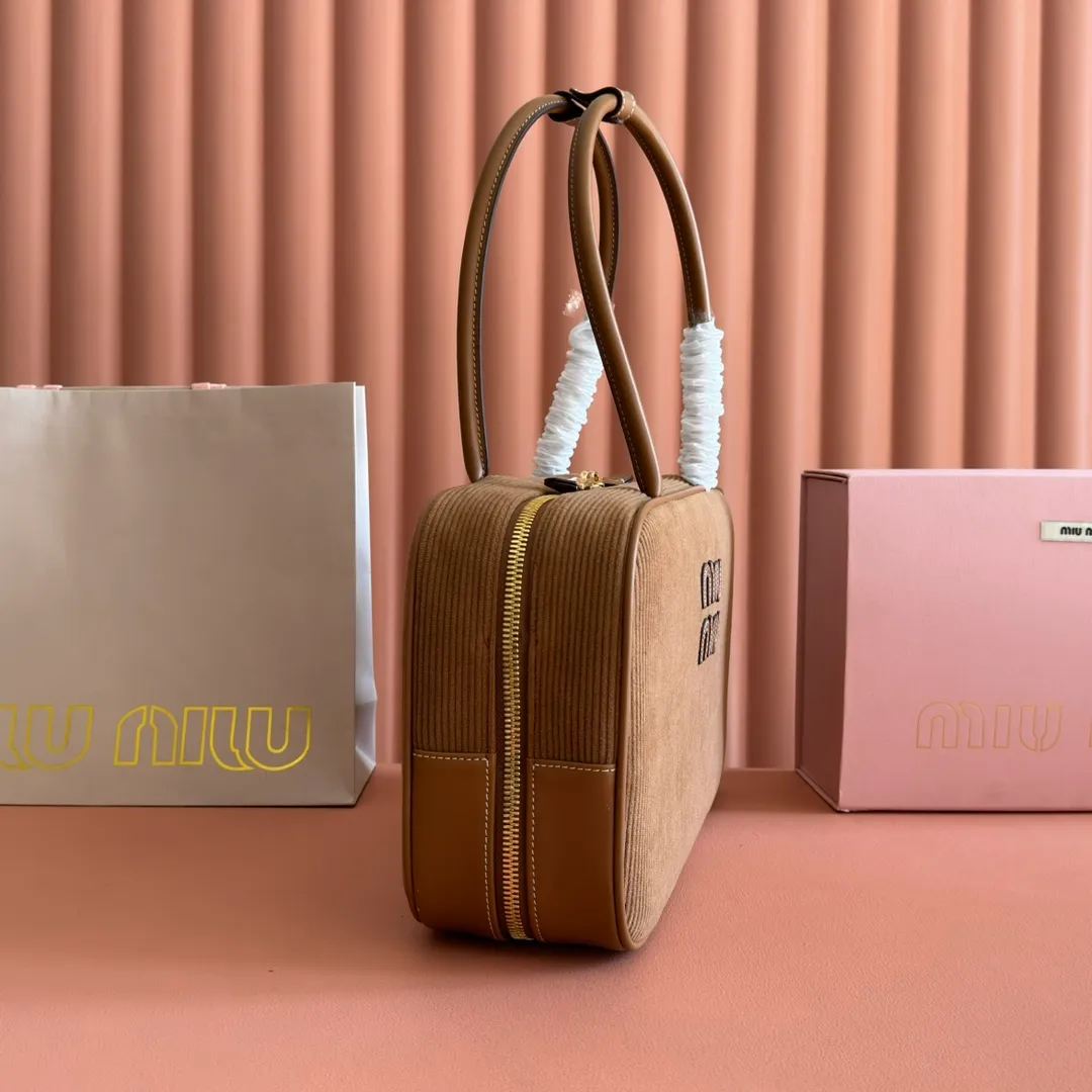 p1600. MIU's new product [original leather with counter packaging] Beau corduroy handbag/shoulder bag ~ cocoa brown [new version briefcase] 5bb117 This Beau handbag is made of soft and smooth cow leather, and exquisite details such as gold-plated hardware are particularly outstanding. The embossed letter logo highlights the classic style. Size:W34×H23×D10cm