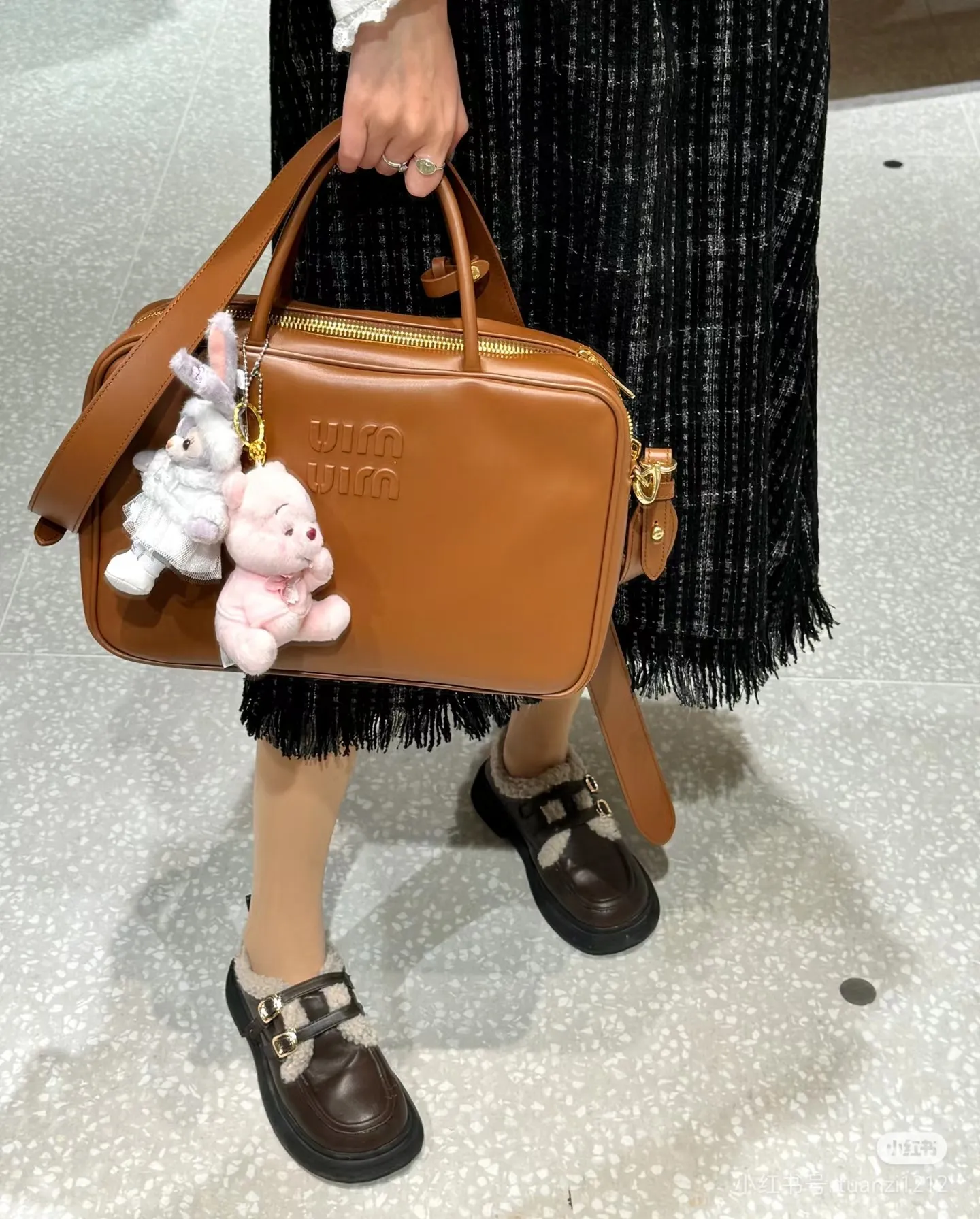 p2000. MIU new product [Original leather with counter packaging] Beau cow leather second generation handbag/with shoulder strap ~ Cognac color [New version briefcase] This Beau handbag is made of soft and smooth cow leather, with exquisite details such as gold-plated hardware and accessories, and the embossed letter logo highlights the classic style. Size:W34×H23×D10cm