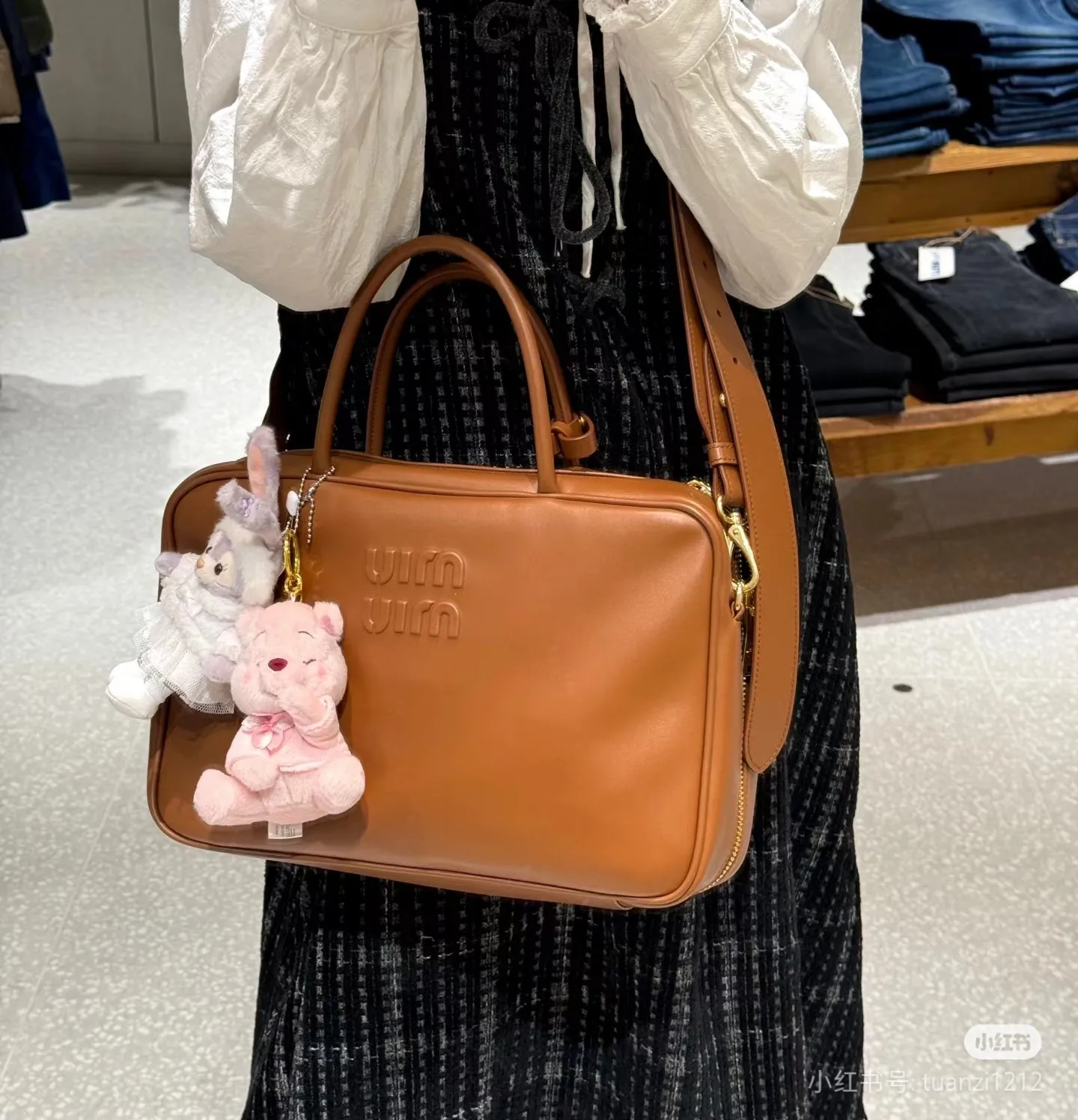 p2000. MIU new product [Original leather with counter packaging] Beau cow leather second generation handbag/with shoulder strap ~ Cognac color [New version briefcase] This Beau handbag is made of soft and smooth cow leather, with exquisite details such as gold-plated hardware and accessories, and the embossed letter logo highlights the classic style. Size:W34×H23×D10cm