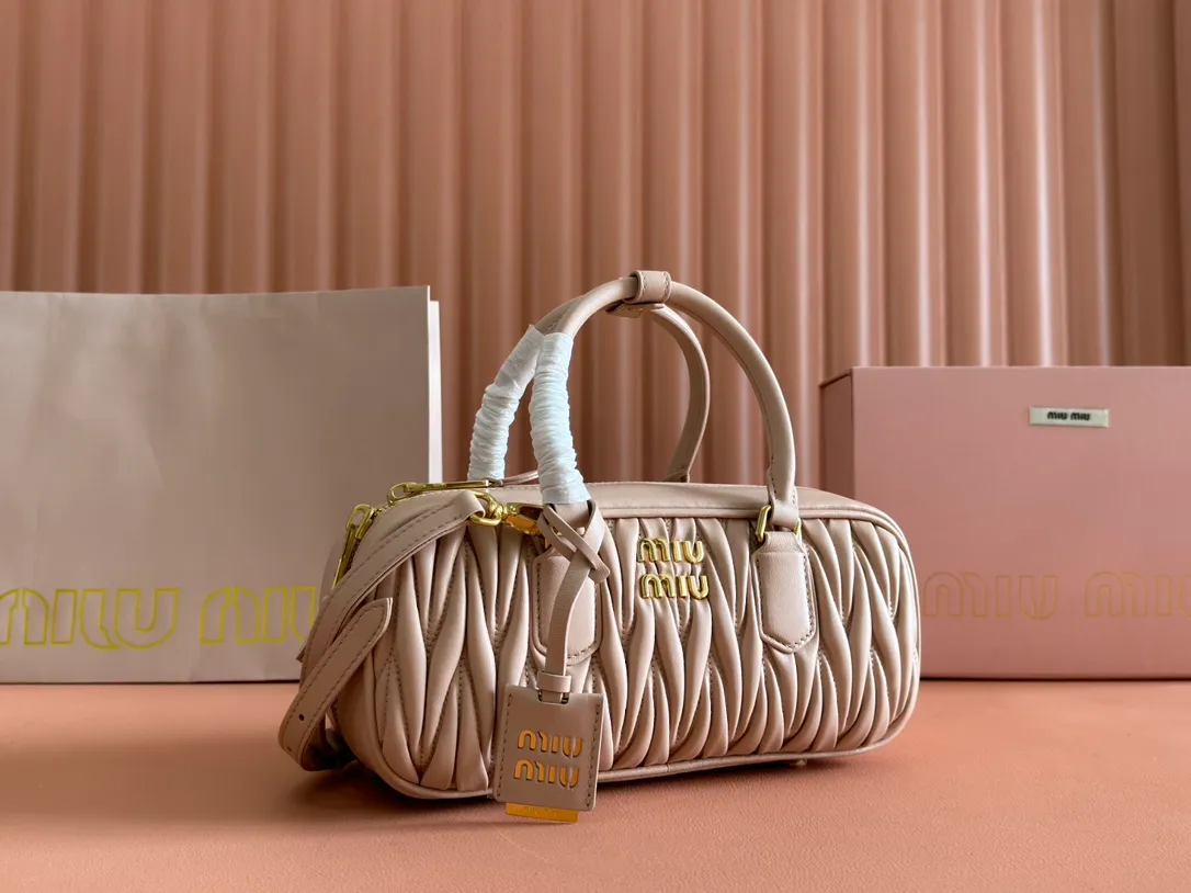 💋💋💋p1800【Premium Hardware Original Leather】Arcadie Cow Leather Medium (27cm) Bowling Tote/Crossbody Bag～Sheepskin Fold This Arcadic handbag demonstrates the unique concept that fashion is a tool that translates the reflection of reality into material form. The letter logo that complements the finish of the metal hardware accessories is exquisitely crafted and demonstrates a highly recognizable classic style. Dynamic and elegant lines with adjustable and detachable shoulder straps present a practical and versatile design with modern charm. ～Detachable and adjustable shoulder strap ～Zipper closure ～Painted metal letter logo on the front ～Lined with zippered pocket ～Comes with foot studs Size: W27×H12×D9cm No.: 5BB148