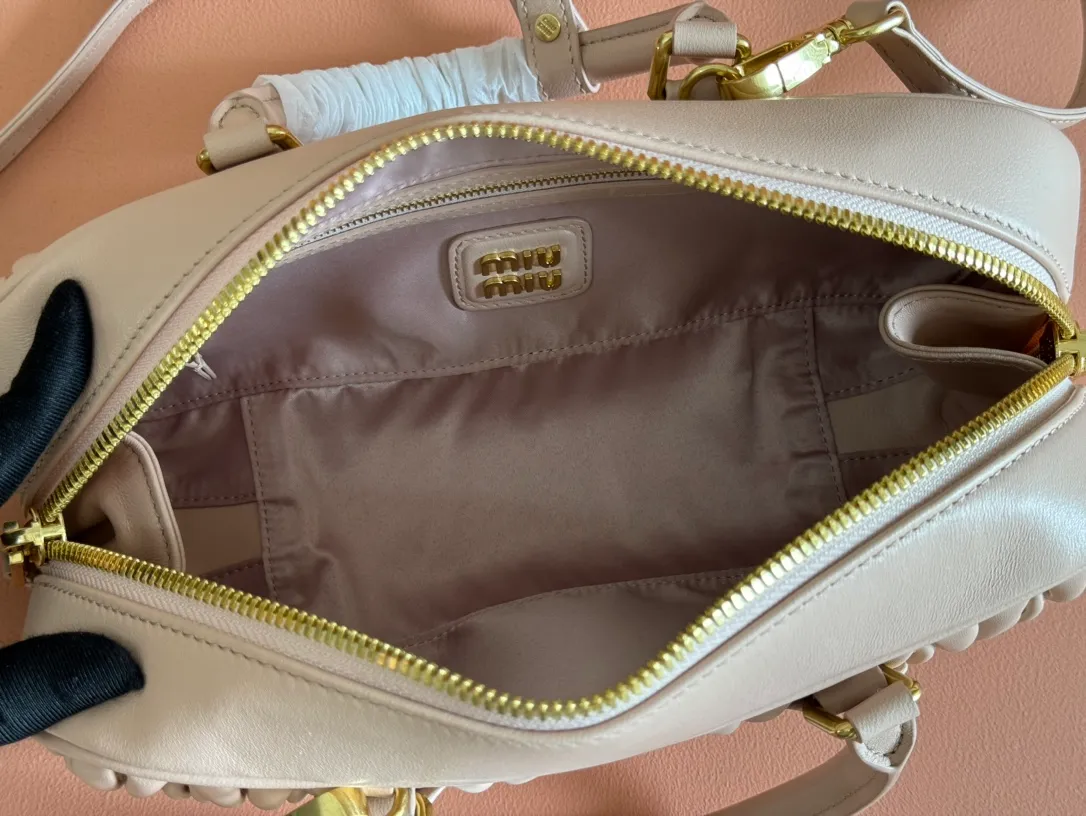 💋💋💋p1800【Premium Hardware Original Leather】Arcadie Cow Leather Medium (27cm) Bowling Tote/Crossbody Bag～Sheepskin Fold This Arcadic handbag demonstrates the unique concept that fashion is a tool that translates the reflection of reality into material form. The letter logo that complements the finish of the metal hardware accessories is exquisitely crafted and demonstrates a highly recognizable classic style. Dynamic and elegant lines with adjustable and detachable shoulder straps present a practical and versatile design with modern charm. ～Detachable and adjustable shoulder strap ～Zipper closure ～Painted metal letter logo on the front ～Lined with zippered pocket ～Comes with foot studs Size: W27×H12×D9cm No.: 5BB148