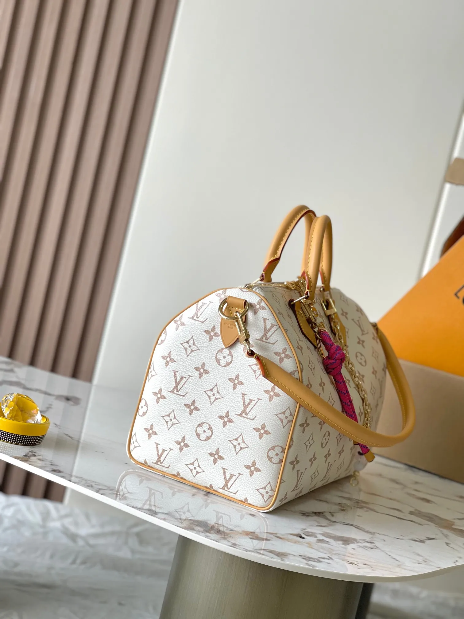 p1940 [Special grade MB163c chip version original leather] SPEEDY SOFT 30 LUCKY handbag Model: M15108 white flower Material: A-grade all-steel hardware, imported original fabric Packaging: full set of original duty-free MB packaging Size: 30x21x17cm