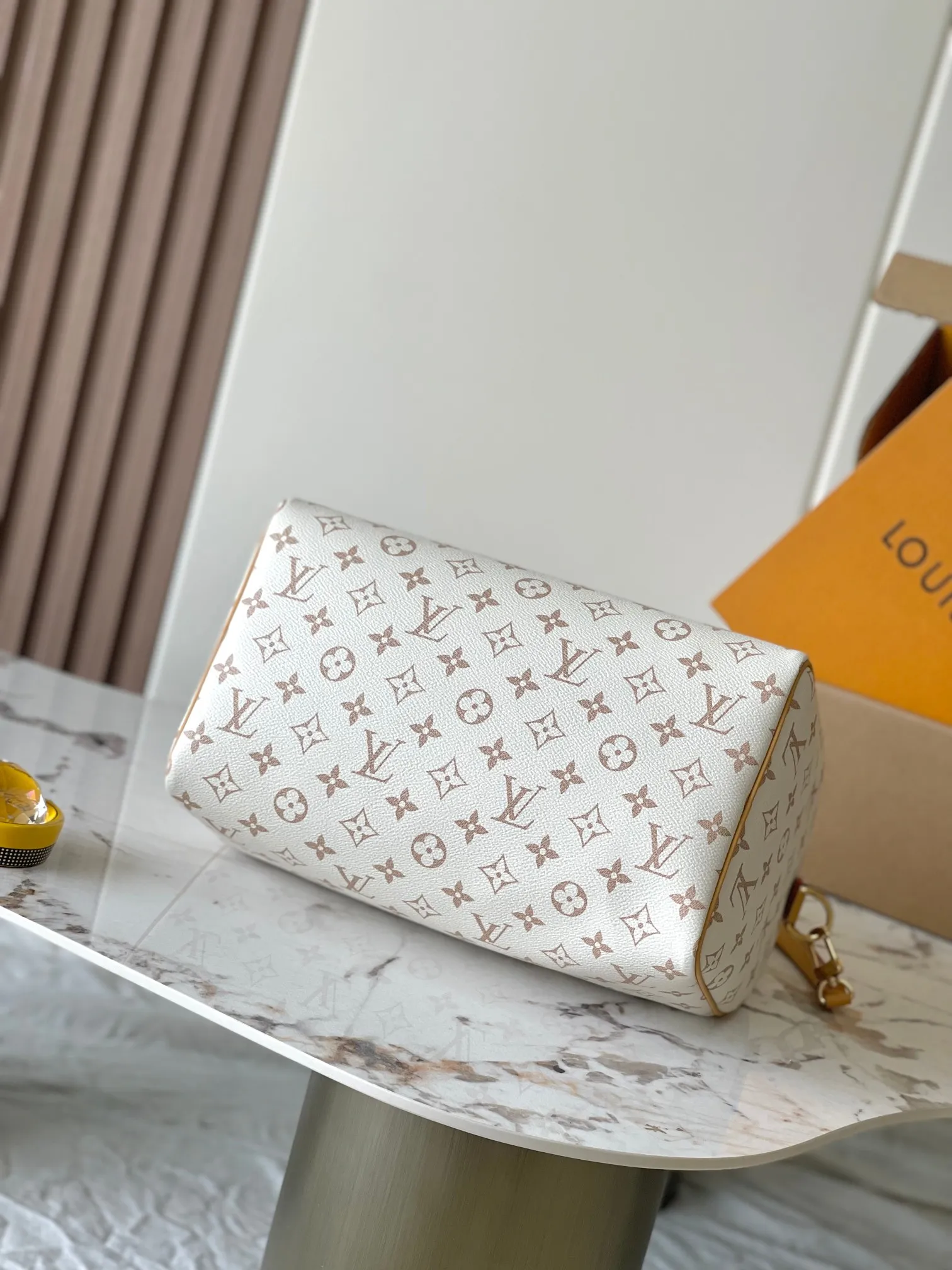 p1940 [Special grade MB163c chip version original leather] SPEEDY SOFT 30 LUCKY handbag Model: M15108 white flower Material: A-grade all-steel hardware, imported original fabric Packaging: full set of original duty-free MB packaging Size: 30x21x17cm