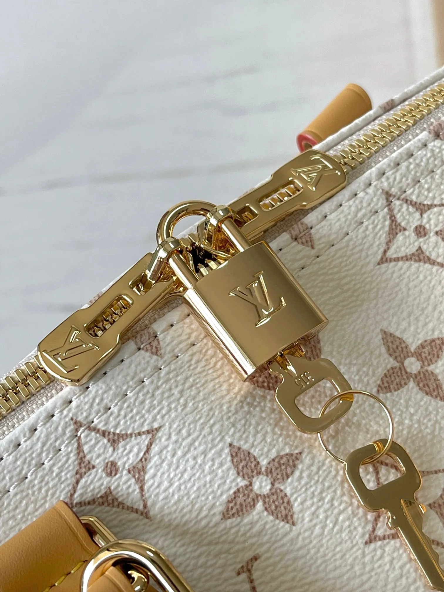 p1940 [Special grade MB163c chip version original leather] SPEEDY SOFT 30 LUCKY handbag Model: M15108 white flower Material: A-grade all-steel hardware, imported original fabric Packaging: full set of original duty-free MB packaging Size: 30x21x17cm
