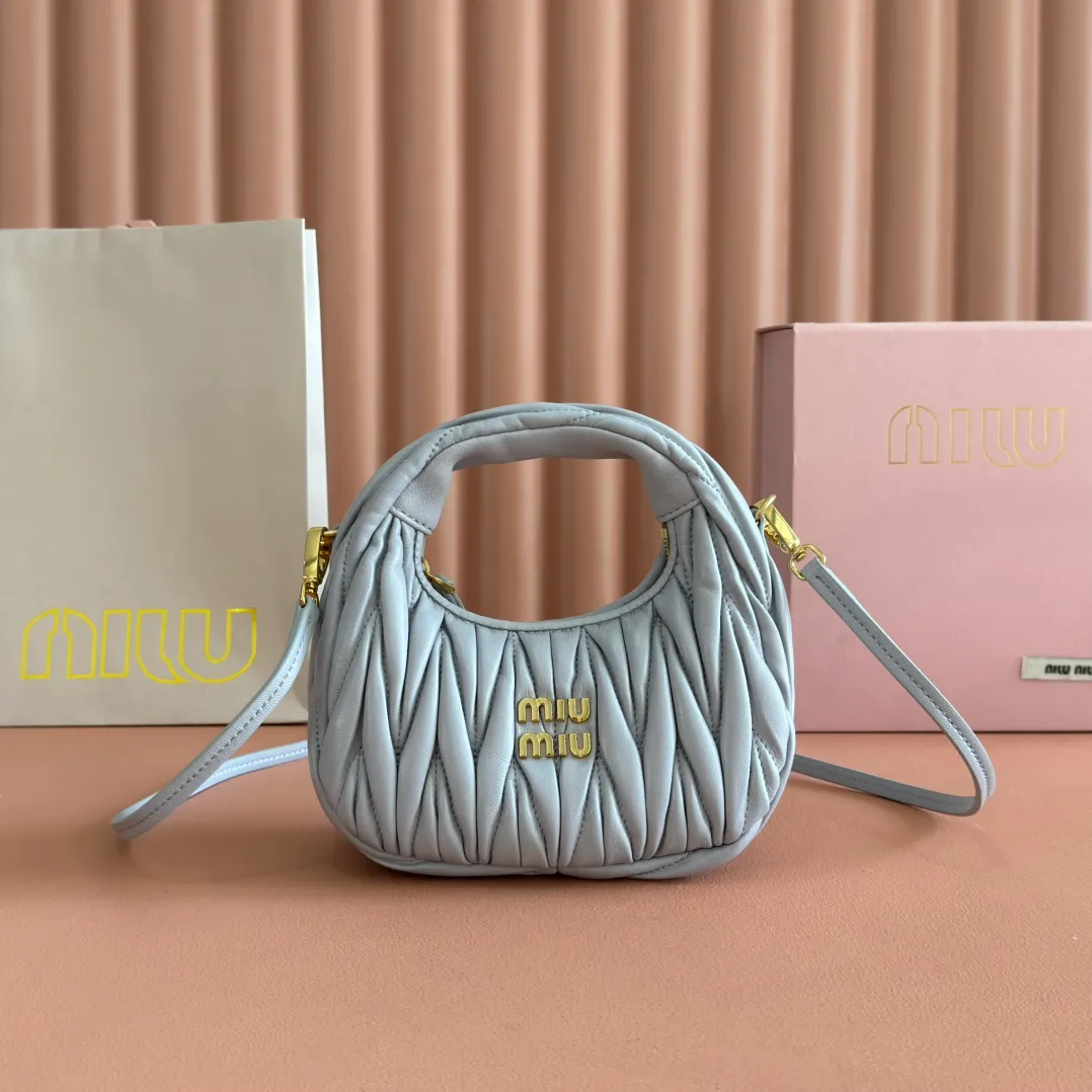 p1460💋💋💋 Equipped with a full set of packaging at the counter [Special grade hardware original leather] Wander Matelasse sheepskin Hobo mini handbag/crossbody bag ~ The golden sheepskin Wander handbag has become one of the classic accessories. This mini handbag is made of Matalasse sheep leather, using exquisite craftsmanship to create a three-dimensional effect, showing exquisite elegance. Presenting the Hobo bag style, blending retro style and modern elegance, it has become a new synonym for modern femininity. ～Golden hardware ～Zipper closure ～Metal lettering logo on the front ～Cotton satin lining Size: W17.5×H14×D5.5cm Number: 5BP156