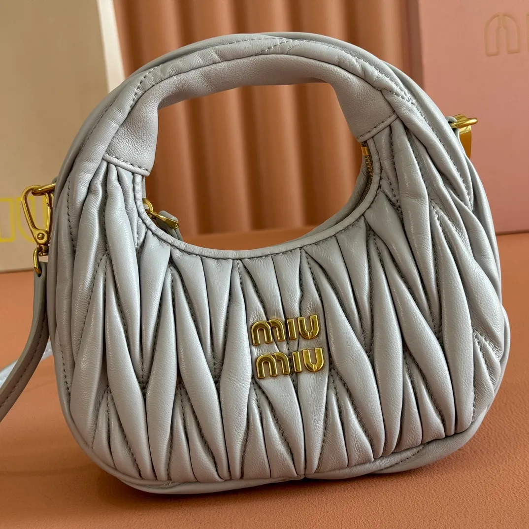 p1460💋💋💋 Equipped with a full set of packaging at the counter [Special grade hardware original leather] Wander Matelasse sheepskin Hobo mini handbag/crossbody bag ~ The golden sheepskin Wander handbag has become one of the classic accessories. This mini handbag is made of Matalasse sheep leather, using exquisite craftsmanship to create a three-dimensional effect, showing exquisite elegance. Presenting the Hobo bag style, blending retro style and modern elegance, it has become a new synonym for modern femininity. ～Golden hardware ～Zipper closure ～Metal lettering logo on the front ～Cotton satin lining Size: W17.5×H14×D5.5cm Number: 5BP156