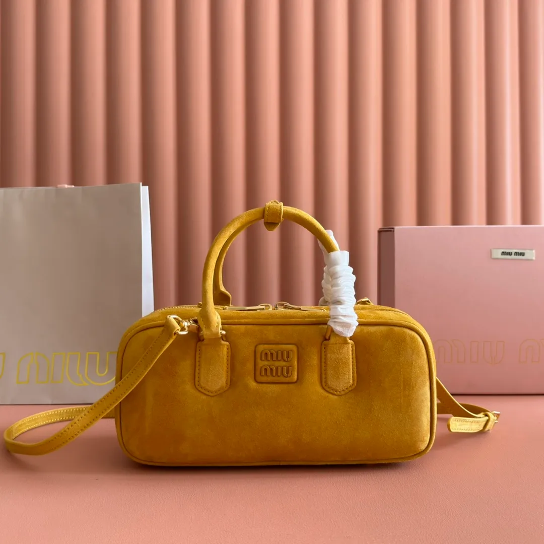 💋💋💋p1600【Premium hardware original leather】Arcadie cow leather medium (27cm) bowling handbag/crossbody bag ~ cognac color cowhide This Arcadic handbag demonstrates the unique concept that fashion is a tool that translates the reflection of reality into material form. The letter logo that complements the finish of the metal hardware accessories is exquisitely crafted and demonstrates a highly recognizable classic style. Dynamic and elegant lines with adjustable and detachable shoulder straps present a practical and versatile design with modern charm. ～Detachable and adjustable shoulder strap ～Zipper closure ～Painted metal letter logo on the front ～Lined with zippered pocket ～Comes with foot studs Size: W27×H12×D9cm No.: 5BB148