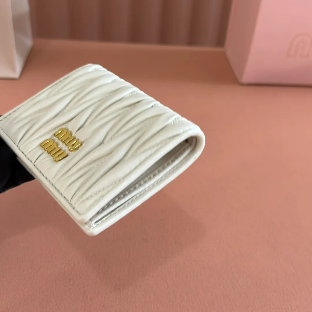 p460. 💋💋💋【Full set of packaging at the counter】🔥 MM latest version pocket wallet💗pocket Wallet💗New small wallet at the counter🔥Model: 5MV204 white🆕🆕💃💃It is made of imported top-grade sheepskin inside and outside🐮💞Hundred-yuan bills, bank cards, coins, and change can all be stored in it💅💅Size: 11.5 X8 cm.