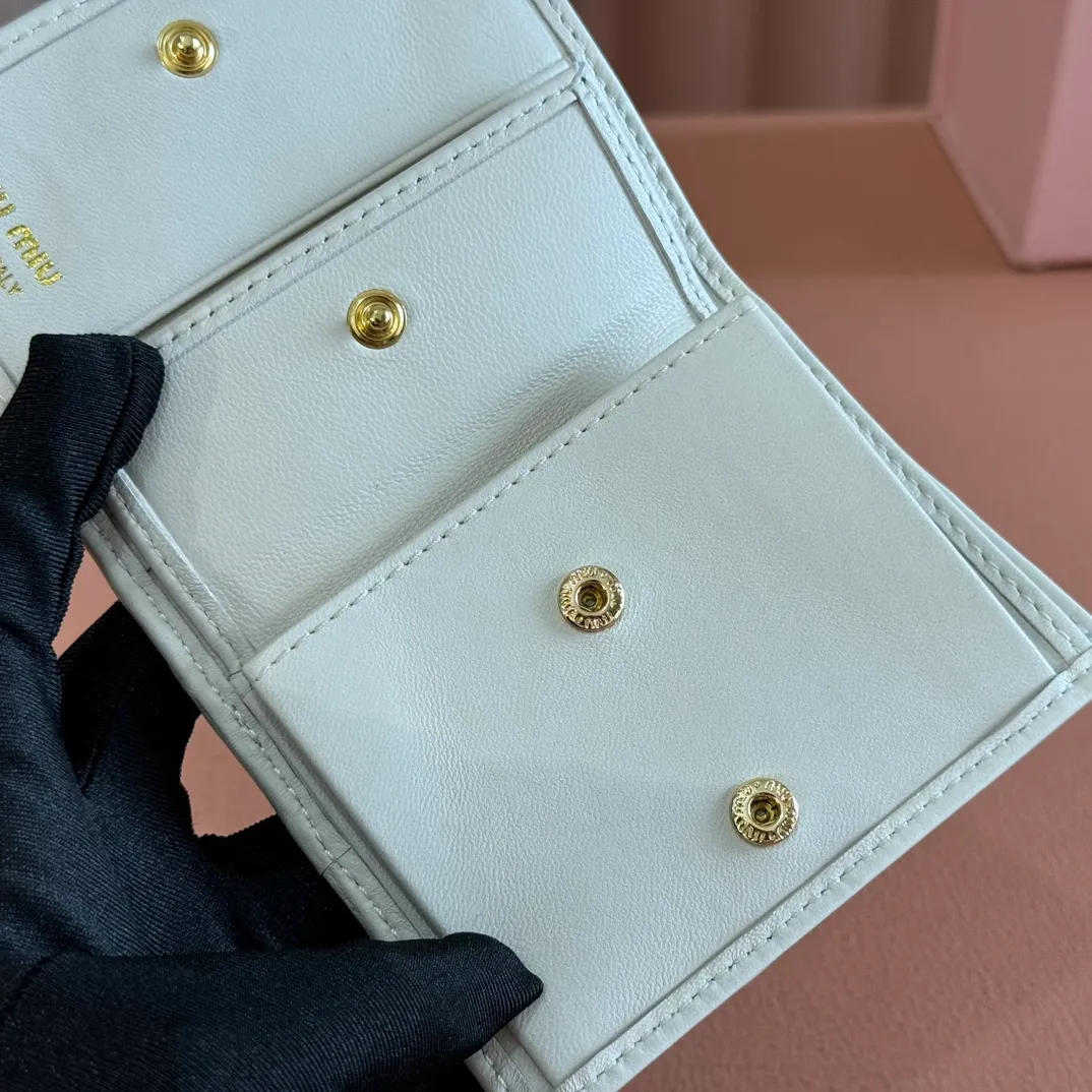 p460. 💋💋💋【Full set of packaging at the counter】🔥 MM latest version pocket wallet💗pocket Wallet💗New small wallet at the counter🔥Model: 5MV204 white🆕🆕💃💃It is made of imported top-grade sheepskin inside and outside🐮💞Hundred-yuan bills, bank cards, coins, and change can all be stored in it💅💅Size: 11.5 X8 cm.