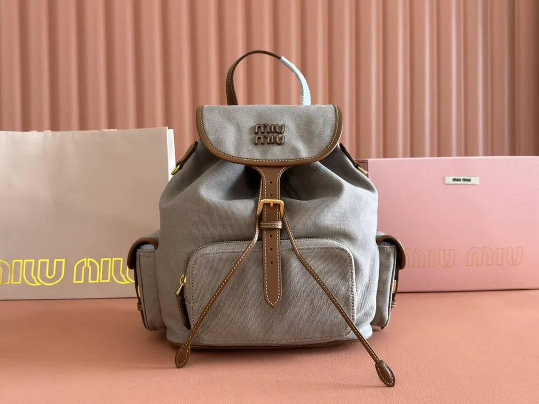 p1660. 💋💋💋【Configured with full package at counter】MIU Home new product college style backpack, the perfect combination of canvas and imported calfskin, thick wear-resistant linen blend lining, adopts a casual design style, fashionable, simple and advanced, combined with exquisite handcrafts, adding multiple pockets for storage, the shoulder strap and hand bag can be freely converted, which is a great convenience Improved practicality, it is simply a tool for dressing. It can be worn with jeans, shirts or various casual sportswear. It is a very good item to wear, especially the capacity is large enough and it is light and easy to use. I highly recommend it. Model: 5bz042, size 29.5x25x12.5cm