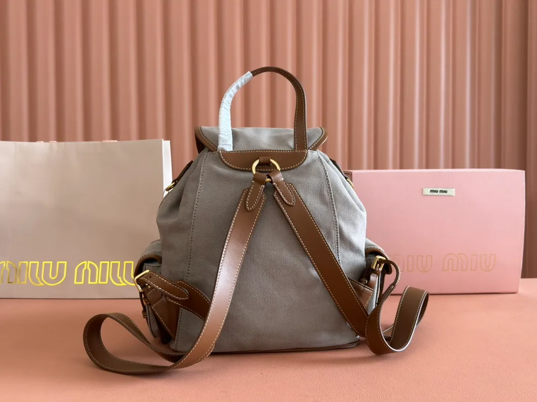 p1660. 💋💋💋【Configured with full package at counter】MIU Home new product college style backpack, the perfect combination of canvas and imported calfskin, thick wear-resistant linen blend lining, adopts a casual design style, fashionable, simple and advanced, combined with exquisite handcrafts, adding multiple pockets for storage, the shoulder strap and hand bag can be freely converted, which is a great convenience Improved practicality, it is simply a tool for dressing. It can be worn with jeans, shirts or various casual sportswear. It is a very good item to wear, especially the capacity is large enough and it is light and easy to use. I highly recommend it. Model: 5bz042, size 29.5x25x12.5cm