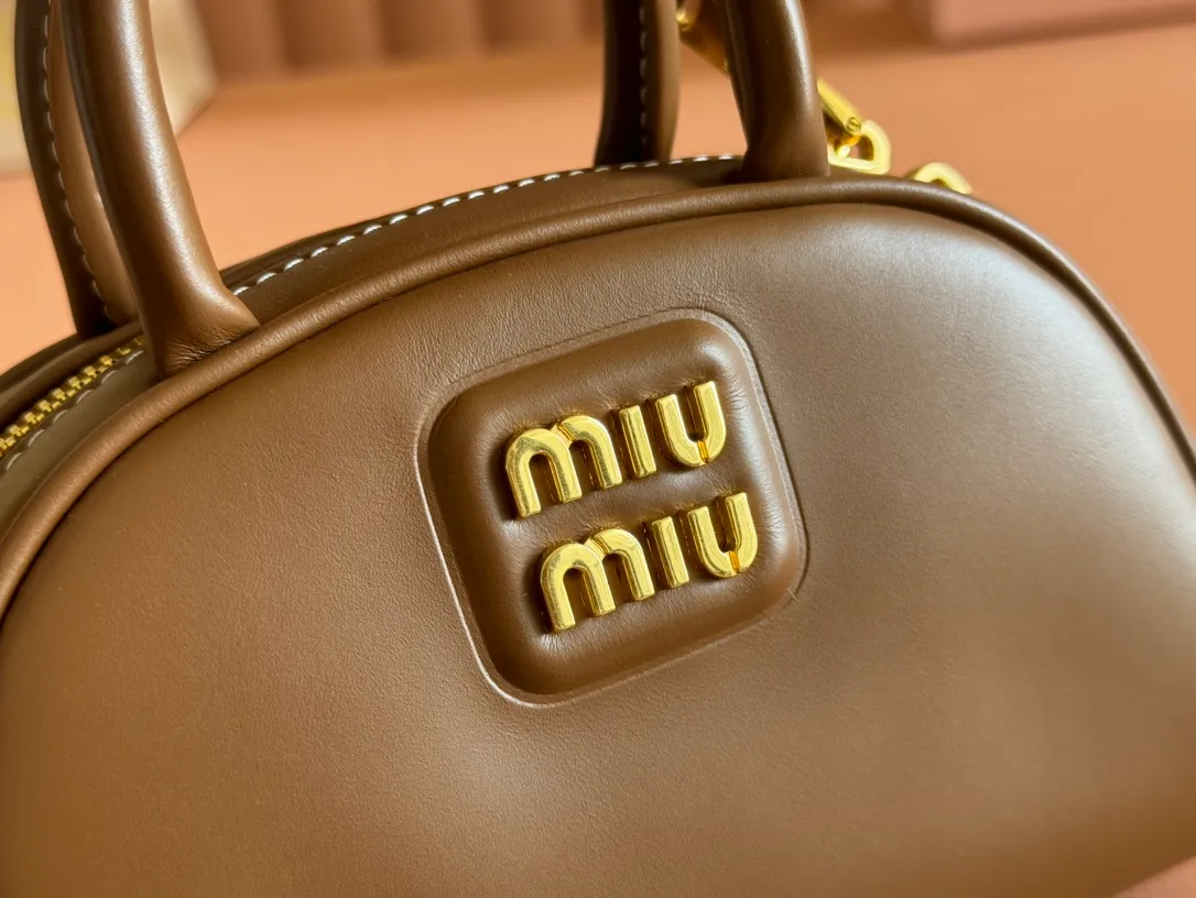 p1400💋💋💋 Equipped with a full set of packaging at the counter [Special Grade Hardware Original Leather] Cow Leather Handbag/Crossbody Bag ~ This design reinterprets the classic handbag, with a modern style that is elegant and versatile. Made from soft leather and crafted with exquisite craftsmanship. The letter logo adds unique classic style and recognition. Size: W18×H11.5×D8cm No.: _5BP170