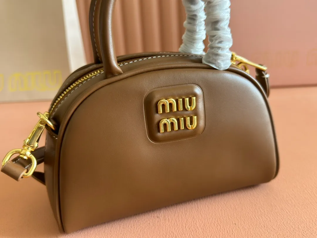 p1400💋💋💋 Equipped with a full set of packaging at the counter [Special Grade Hardware Original Leather] Cow Leather Handbag/Crossbody Bag ~ This design reinterprets the classic handbag, with a modern style that is elegant and versatile. Made from soft leather and crafted with exquisite craftsmanship. The letter logo adds unique classic style and recognition. Size: W18×H11.5×D8cm No.: _5BP170