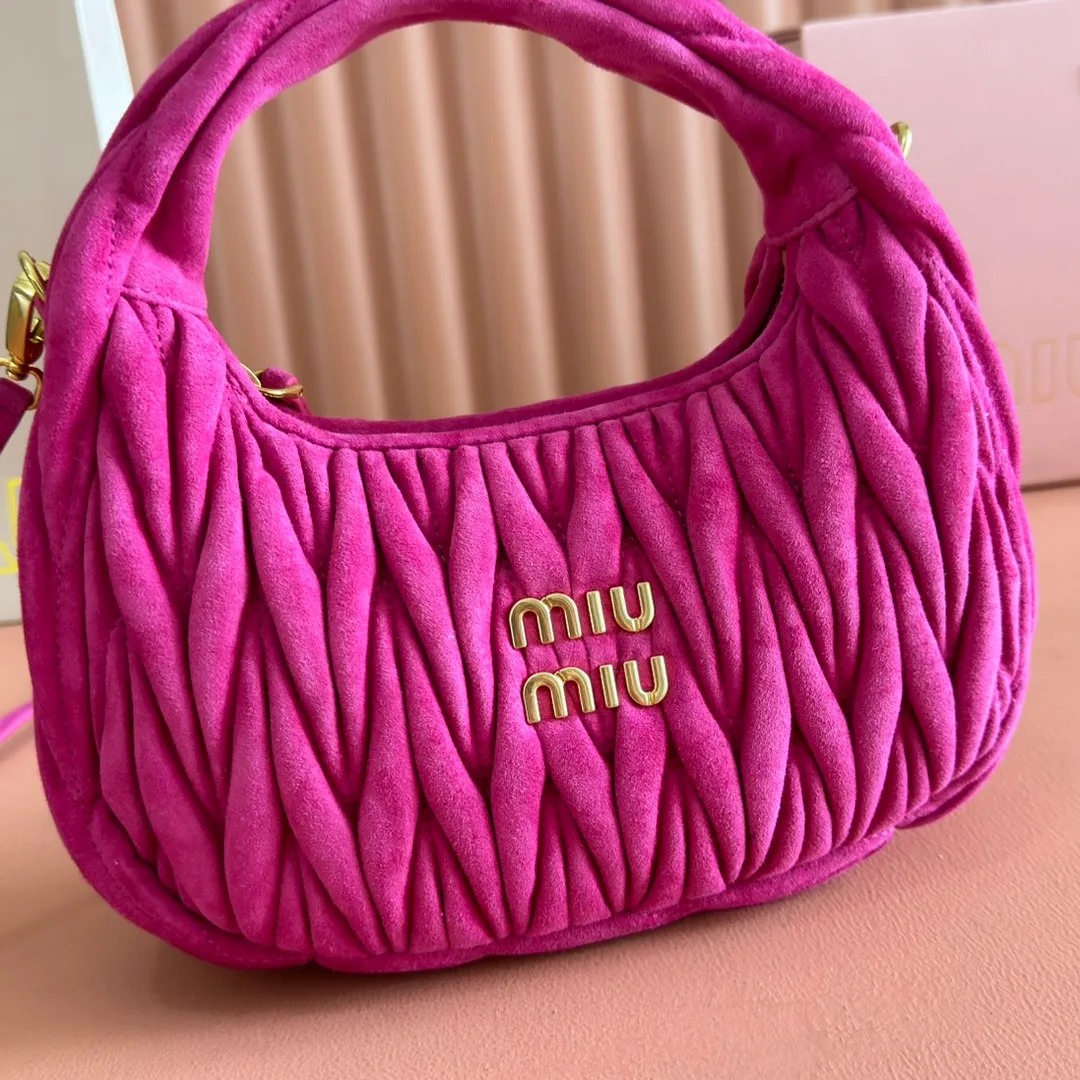 p1560💋💋💋[Full set of packaging at the counter] 5BC125: MiuMiu's new MiuWander suede leather handbag, this year's super popular deerskin material, a must-have item for autumn and winter, retro frosted hardware, using round curves to retain the playful feel it should have, the overall shape of the bag is stiff and stylish, full of personality, can be sweet or salty, the capacity can be light, size: 23X13X7