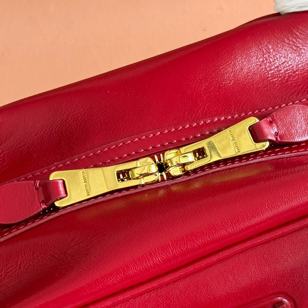 p1500💋💋💋【Original leather configuration counter complete package】Cow leather medium handbag No.: 5BB182_2IEO_F0041_V_M00 Compact and versatile, this new interpretation of the handbag features a flat handle, an elegant logo on the front and the subtle sheen of soft cow leather, embodying the refined spirit of Miu Miu. ●With handles ●Gold hardware ·Zipper closure ·Lined, double zip pockets ●Front engraved logo Width: 28 cm, Height: 15 cm, Length: 13 cm
