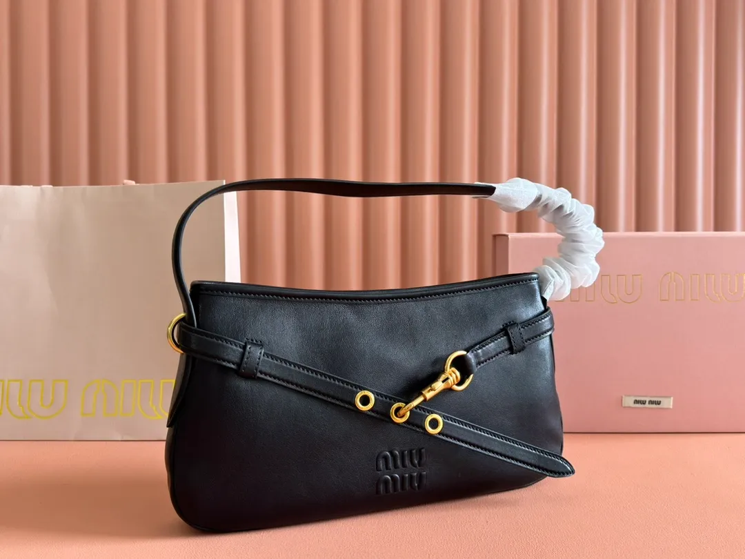 p1700. 💋💋💋"With full set of original counter packaging" [New product] New popular underarm second-hand bag, made of new soft fat sheepskin, soft and high-grade leather. This Aventure leather handbag is inspired by the 2009 M series archival design. The structure has been adjusted to reinterpret the unique shape and give it a new personality. It is decorated with embossed letter logo and adds iconic elements. Retro gold hardware, linen blend lining, internal zipper pocket, long wrist suitable for hand carry or shoulder Model: 5BC182. Size 33x19x5cm Color: brown/original leather. Made in Italy