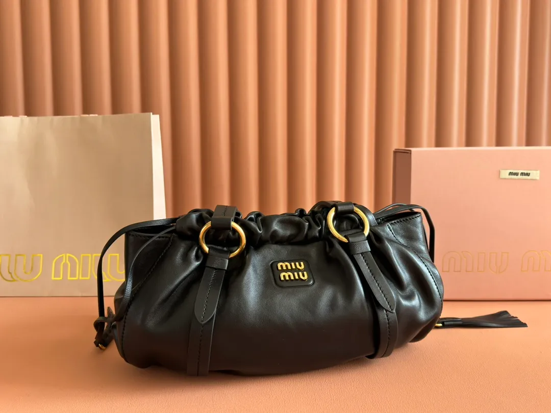 p1720💋💋💋【Equipped with a full set of premium hardware at the counter and original leather】Joke Nappa sheep leather handbag ~ Brown The new Joie is made of Nappa sheep leather and decorated with exquisite hangings and letter logos to increase brand recognition. Detachable charm, antiqued gold hardware, metal letter logo on front, magnetic fastening, lining and zipped pocket. Size: W32×H16×D10.5cm No.: 5BG306