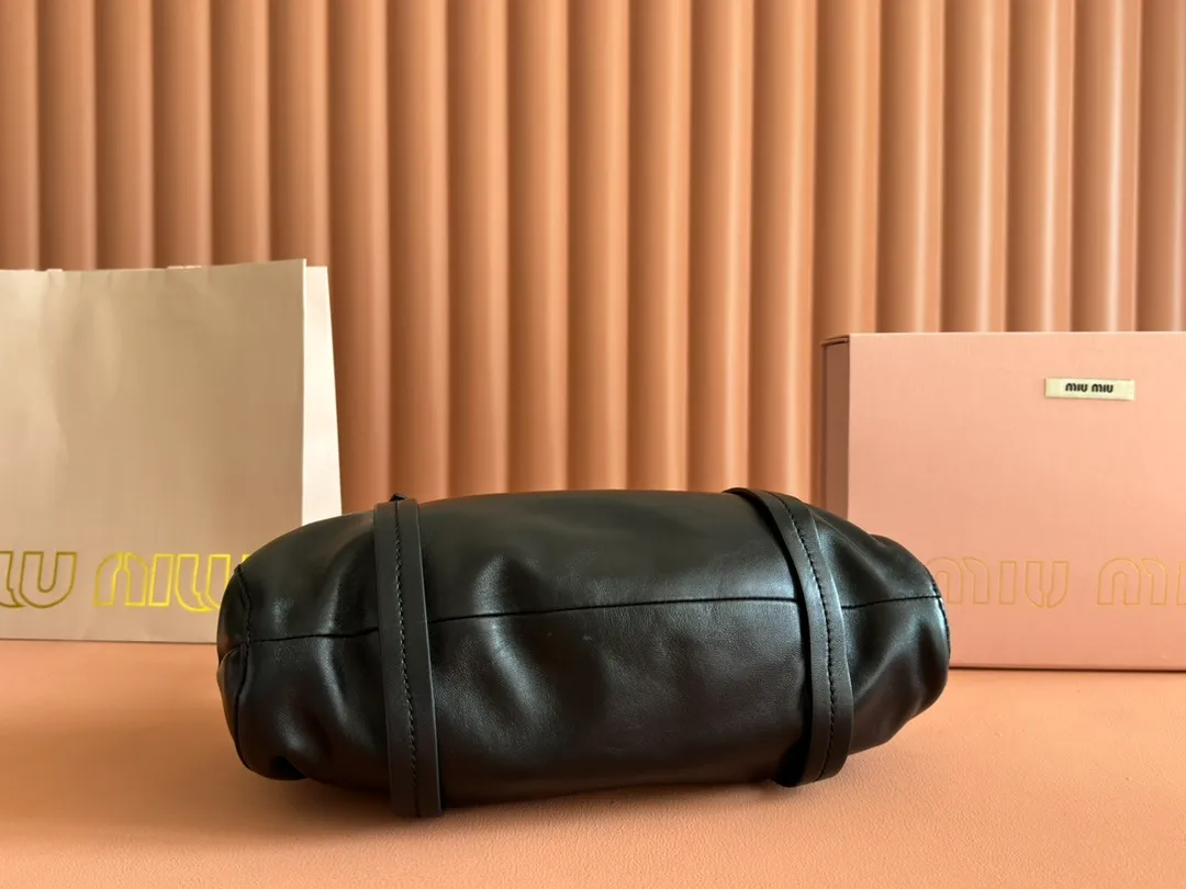 p1720💋💋💋【Equipped with a full set of premium hardware at the counter and original leather】Joke Nappa sheep leather handbag ~ Brown The new Joie is made of Nappa sheep leather and decorated with exquisite hangings and letter logos to increase brand recognition. Detachable charm, antiqued gold hardware, metal letter logo on front, magnetic fastening, lining and zipped pocket. Size: W32×H16×D10.5cm No.: 5BG306