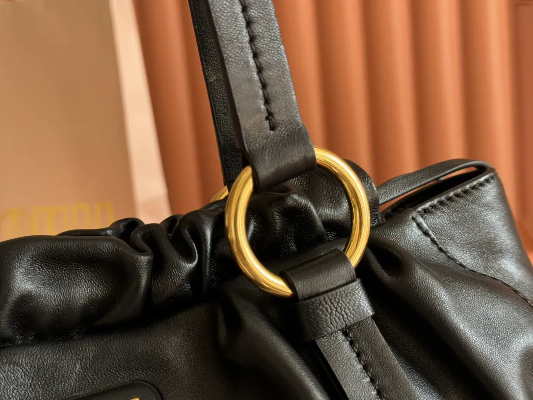 p1720💋💋💋【Equipped with a full set of premium hardware at the counter and original leather】Joke Nappa sheep leather handbag ~ Brown The new Joie is made of Nappa sheep leather and decorated with exquisite hangings and letter logos to increase brand recognition. Detachable charm, antiqued gold hardware, metal letter logo on front, magnetic fastening, lining and zipped pocket. Size: W32×H16×D10.5cm No.: 5BG306