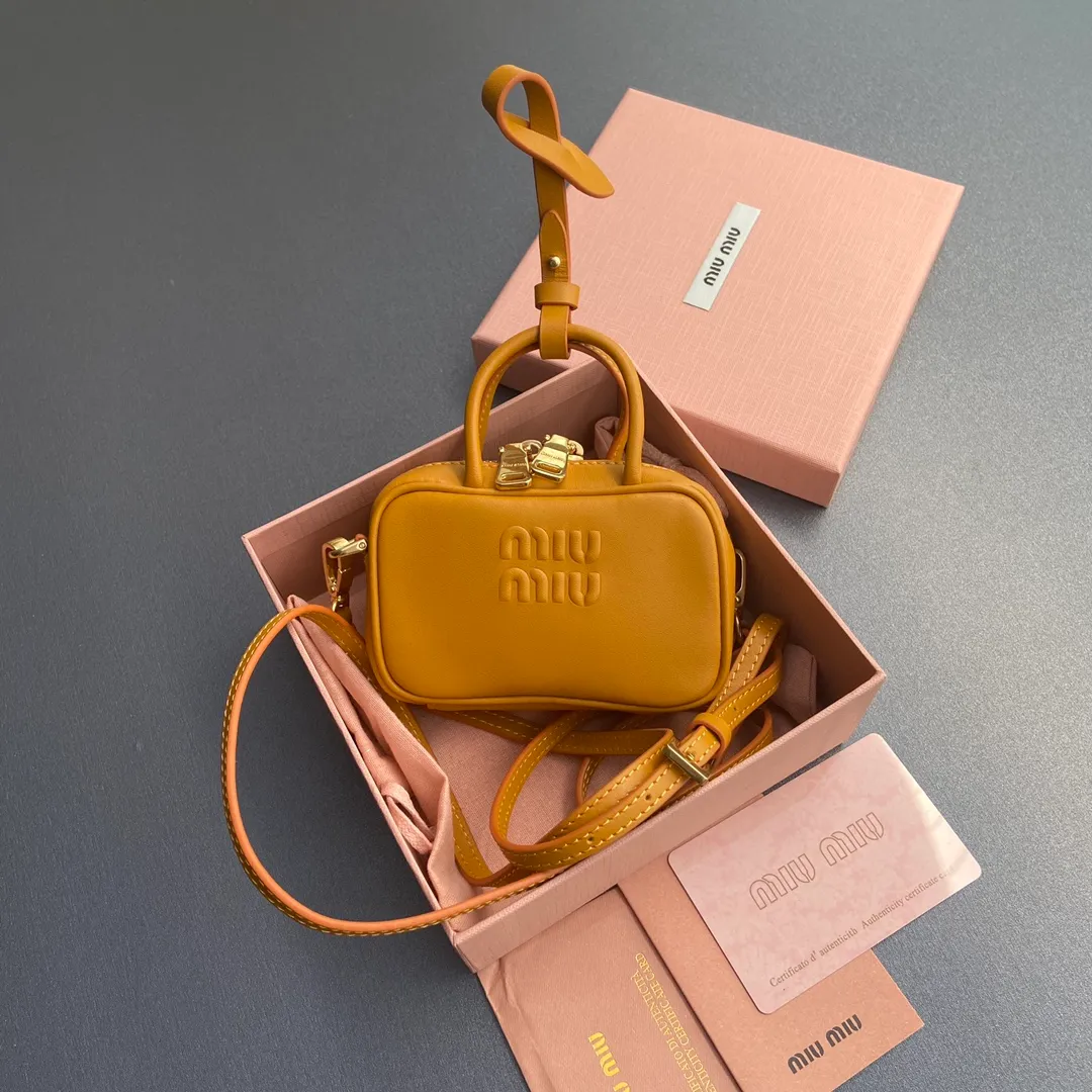 [Special grade hardware original leather] ¥800 ~ Pumpkin color imported cow leather pendant. This pendant can be decorated with other accessories and has a unique style. Decorated with an embossed logo for an added signature touch. - Lace-up closure - Zipper closure - Embossed letter logo - Lined Dimensions: w11×h7×d4cm (Pomegranate Orange) Number: 5NR036_020_MM030
