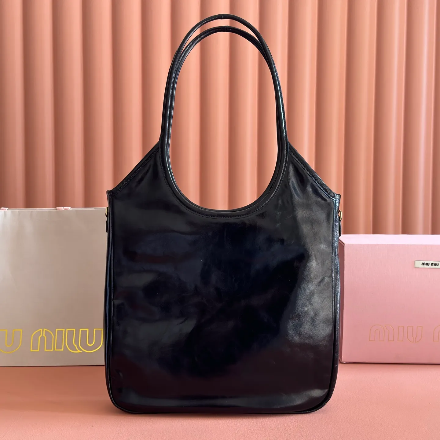 p1700💋💋💋【Original configuration counter full set】5BG311 new oil wax leather reinterprets the classic tote bag IVY, showing a practical and multi-functional elegant style. The soft cow leather luster is combined with exquisite finishes and the iconic same-color lettering logo, and The thickened sides of the old half-day style, the new oil-waxed patent leather, the leather texture is unique, the bag body is soft but not slumped, the temperament is casual and lazy, the capacity is super large, you can carry it on the street every day for a 100% return rate, the leather logo is hand-stitched, the interior is brand new linen, with zipper pocket, size 35 X 40cm
