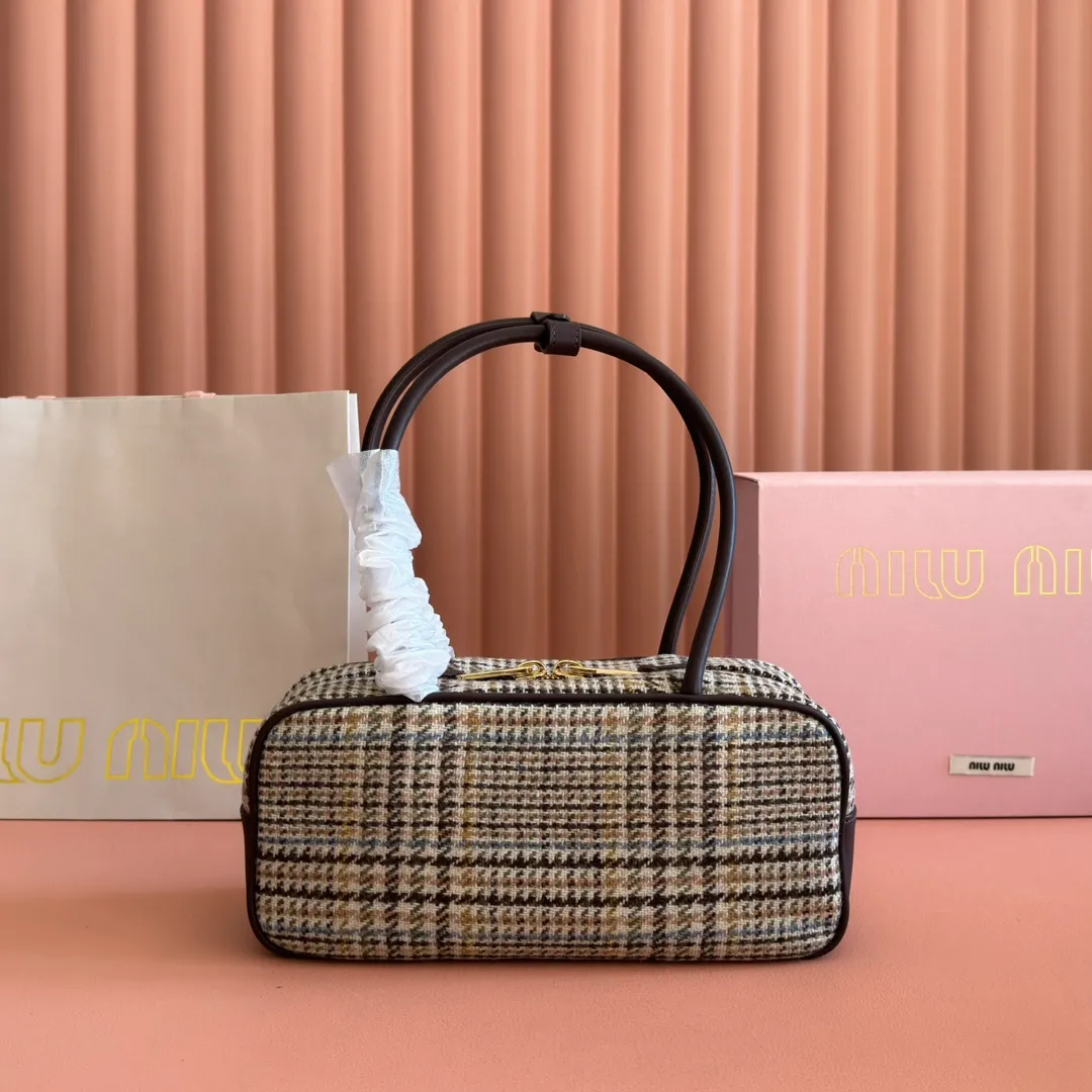 p1500💋💋💋"With full set of original factory counter packaging"💕💋 The M family's new canvas bowling ball is made of new Plover wool velvet and high-grade plain calfskin. The bold and innovative design perfectly interprets Miu's eclectic, free and inclusive attitude towards life. This bag is cool, with a refined multi-functional design that combines men's and women's elements. It is casual, lazy, natural and full of personality. It has a new canvas lining. It is not unreasonable that it is popular all over the Internet. All major fashion stars love to carry it. Model: 5bb173. Size: 28X12X9cm.