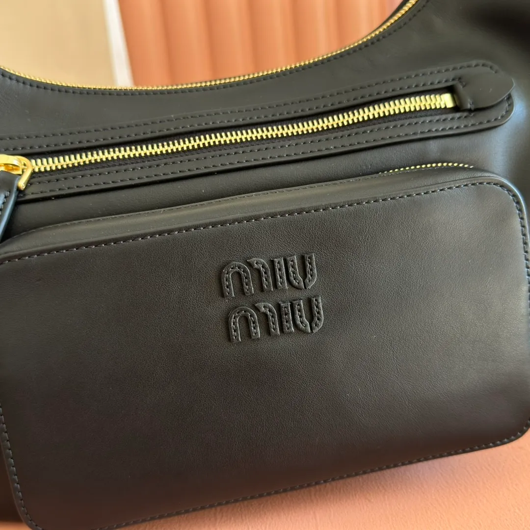 p2200💋💋💋【Full set of packaging at the counter】𝗠𝗶𝘂 𝗠𝗶𝘂 𝗣𝗼𝗰𝗸𝗲𝘁Motorcycle bag This MIU pocket bag is so big that even a rich family’s daughter is carrying it! Full leather inside and out, the leather is very soft and feels super good. The Tori zipper + three-dimensional pockets are retro and can be carried in one bag under the arm to unlock two ways of carrying it. Fashionable girls, please plant this motorcycle bag! Size: 38cm long (measured including the 2 side pockets, 33cm excluding it) Style number: 5BC189 black Dimensions: length 38×width 14×height 20cm