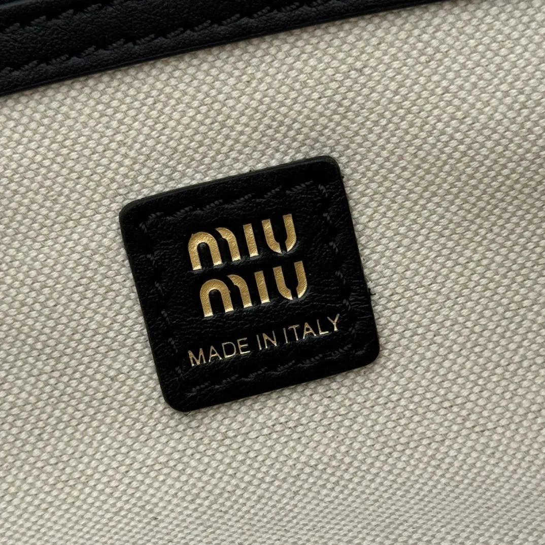 p2200💋💋💋【Full set of packaging at the counter】𝗠𝗶𝘂 𝗠𝗶𝘂 𝗣𝗼𝗰𝗸𝗲𝘁Motorcycle bag This MIU pocket bag is so big that even a rich family’s daughter is carrying it! Full leather inside and out, the leather is very soft and feels super good. The Tori zipper + three-dimensional pockets are retro and can be carried in one bag under the arm to unlock two ways of carrying it. Fashionable girls, please plant this motorcycle bag! Size: 38cm long (measured including the 2 side pockets, 33cm excluding it) Style number: 5BC189 black Dimensions: length 38×width 14×height 20cm