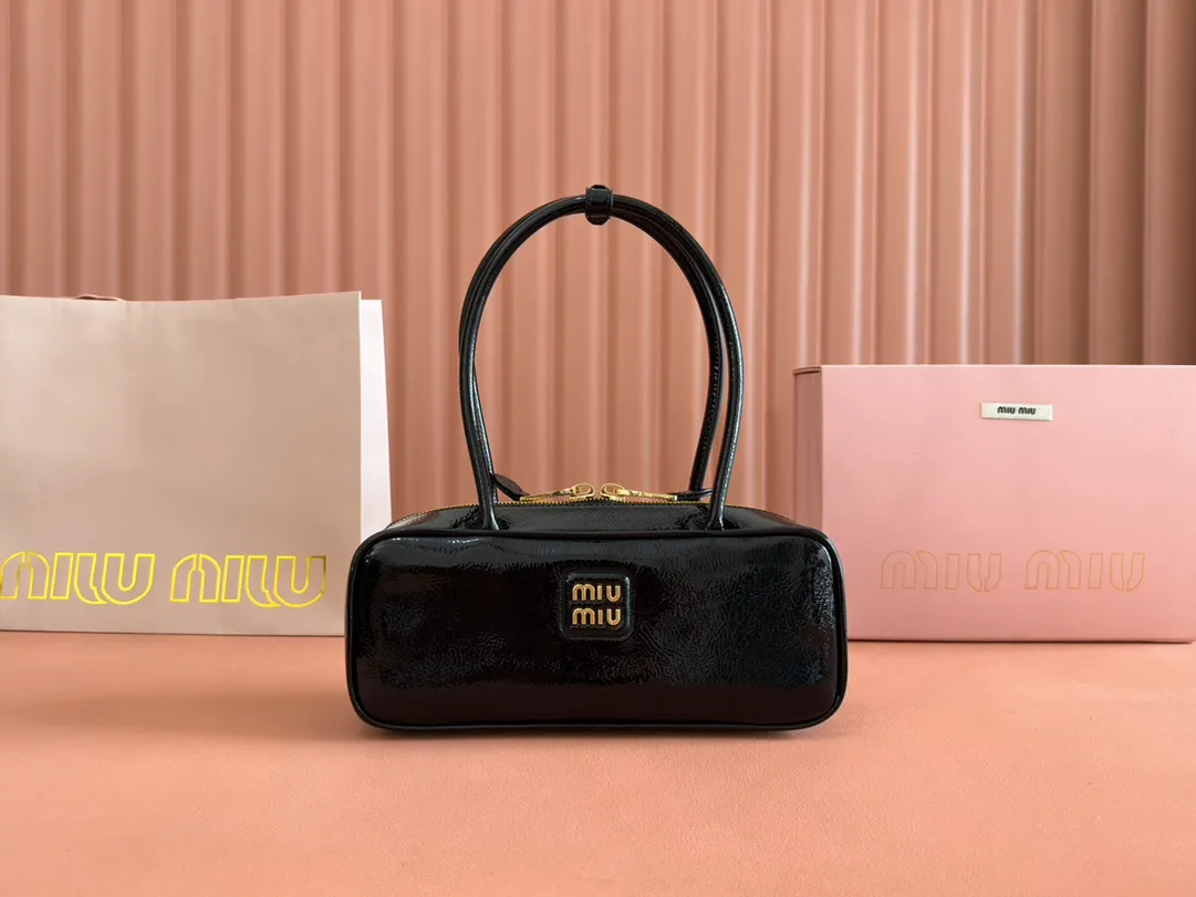 💋💋💋【New Product】Miu’s 👉 hot-selling Beau leather handbag has been shipped. Oil wax patent leather/original leather is shipped! 🐴Model: 5BB172
