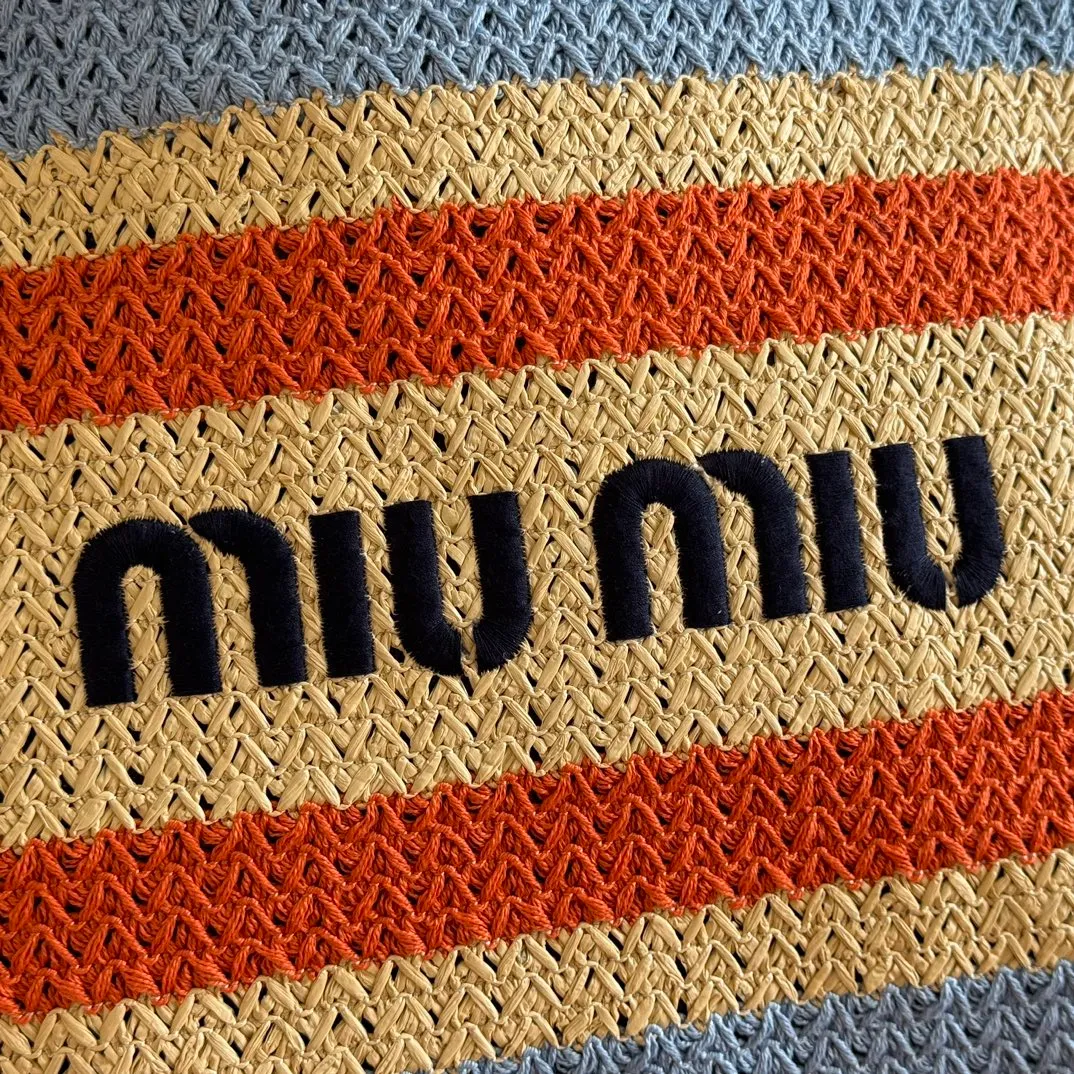 p1300💋💋💋【Full set of packaging at the counter】M Home 🍒5BG228, imported raffia straw spliced ​​cotton thread woven tote bag, the only version quality in the market, iconic Miu Miu embroidery on the front, cotton lining, ultra-light, large capacity, a must-have for travel, suitable for all seasons, super beautiful in kind, size: 40X34X16CM.