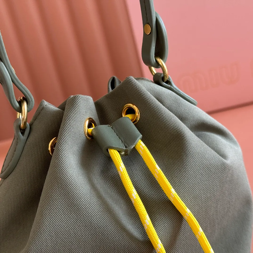 p960💋💋💋 [Configured with full package at the counter] 5NR038, new canvas bucket bag, made of twill waterproof canvas fabric, high-end and practical texture, iconic embroidered micro-label on the front, unique colorful woven drawstring at the bag mouth, the absolute best value for money, can be carried by hand or under the armpit, and you can also wear it with a shoulder strap according to your personal preference, casual and versatile, forged lining, ultra-light, excellent capacity Dimensions: 16 X22.5 X10.5 cm