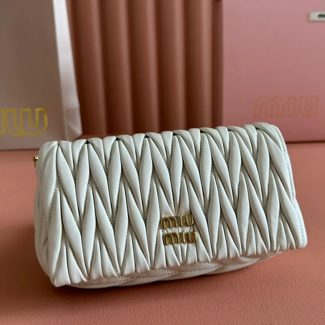p1400💋💋💋【Equipped with full package of original leather at the counter】Miaojia 5bp172 MIU MI new chain bag, top imported lambskin, brand classic iconic Matelasse texture embroidery, new design detachable long metal chain shoulder strap, flip-top suction buckle closure, a card slot compartment inside, satin lining, can be held in hand or crossbody, size 18 X9.5 X 4 c