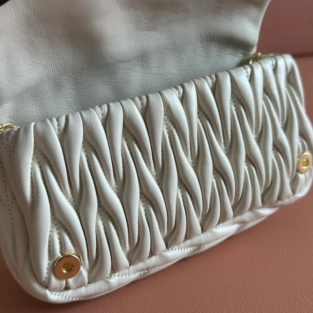 p1400💋💋💋【Equipped with full package of original leather at the counter】Miaojia 5bp172 MIU MI new chain bag, top imported lambskin, brand classic iconic Matelasse texture embroidery, new design detachable long metal chain shoulder strap, flip-top suction buckle closure, a card slot compartment inside, satin lining, can be held in hand or crossbody, size 18 X9.5 X 4 c