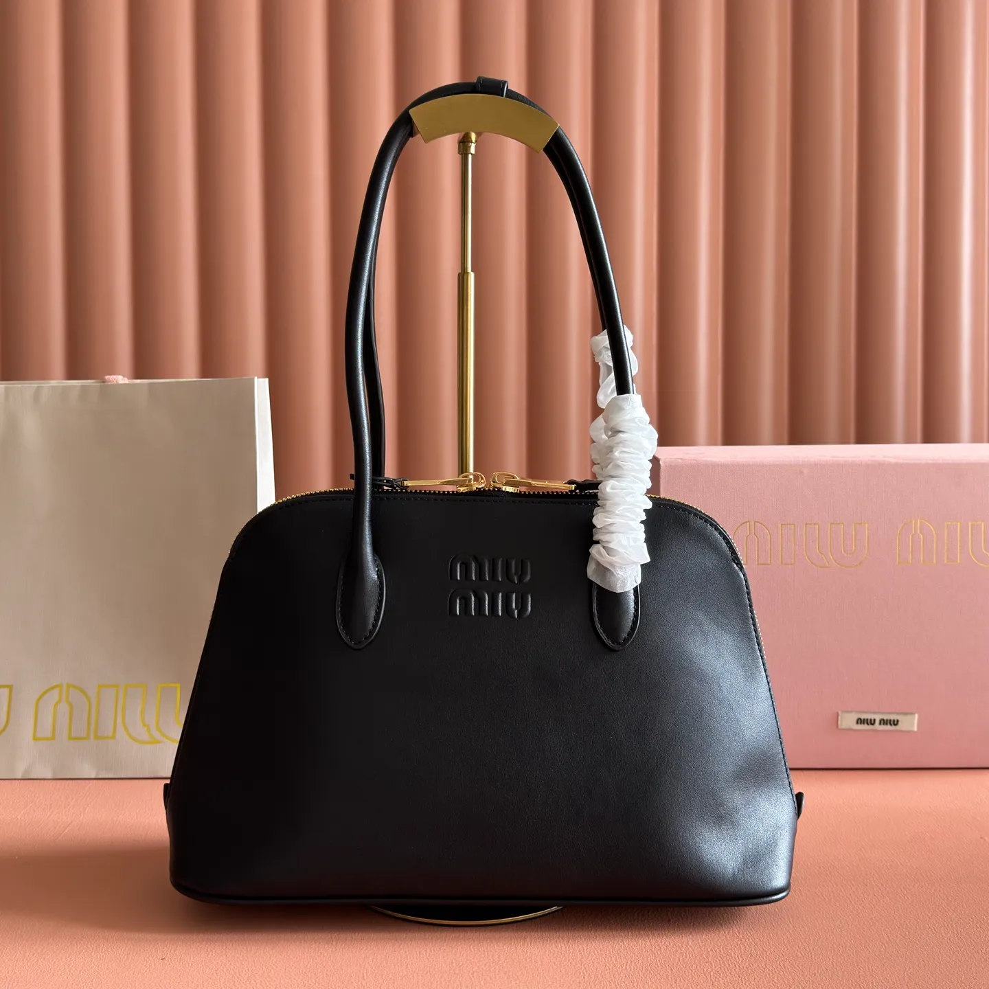 p1860💋💋💋【Original configuration counter full set packaging】New shell bag, simple design continues Miu’s lazy American old money style, using top imported calfskin, high-end and soft texture, and the curvature design on both sides is more stylish. The tote becomes larger in seconds when the zipper is opened. The long handle design is more practical and can be carried under the armpit. The shape is simple and casual, and the capacity is large. It is an excellent choice for commuting to work and shopping. The interior is made of brand new linen and is equipped with zipper pockets. Model: 5ba289 Size: 38 X 27 X 16