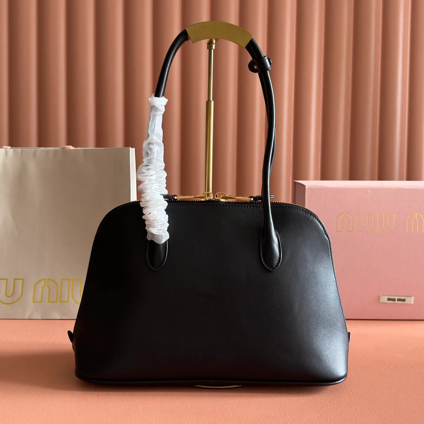 p1860💋💋💋【Original configuration counter full set packaging】New shell bag, simple design continues Miu’s lazy American old money style, using top imported calfskin, high-end and soft texture, and the curvature design on both sides is more stylish. The tote becomes larger in seconds when the zipper is opened. The long handle design is more practical and can be carried under the armpit. The shape is simple and casual, and the capacity is large. It is an excellent choice for commuting to work and shopping. The interior is made of brand new linen and is equipped with zipper pockets. Model: 5ba289 Size: 38 X 27 X 16