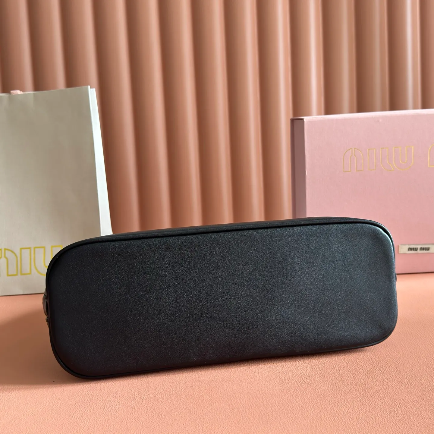 p1860💋💋💋【Original configuration counter full set packaging】New shell bag, simple design continues Miu’s lazy American old money style, using top imported calfskin, high-end and soft texture, and the curvature design on both sides is more stylish. The tote becomes larger in seconds when the zipper is opened. The long handle design is more practical and can be carried under the armpit. The shape is simple and casual, and the capacity is large. It is an excellent choice for commuting to work and shopping. The interior is made of brand new linen and is equipped with zipper pockets. Model: 5ba289 Size: 38 X 27 X 16