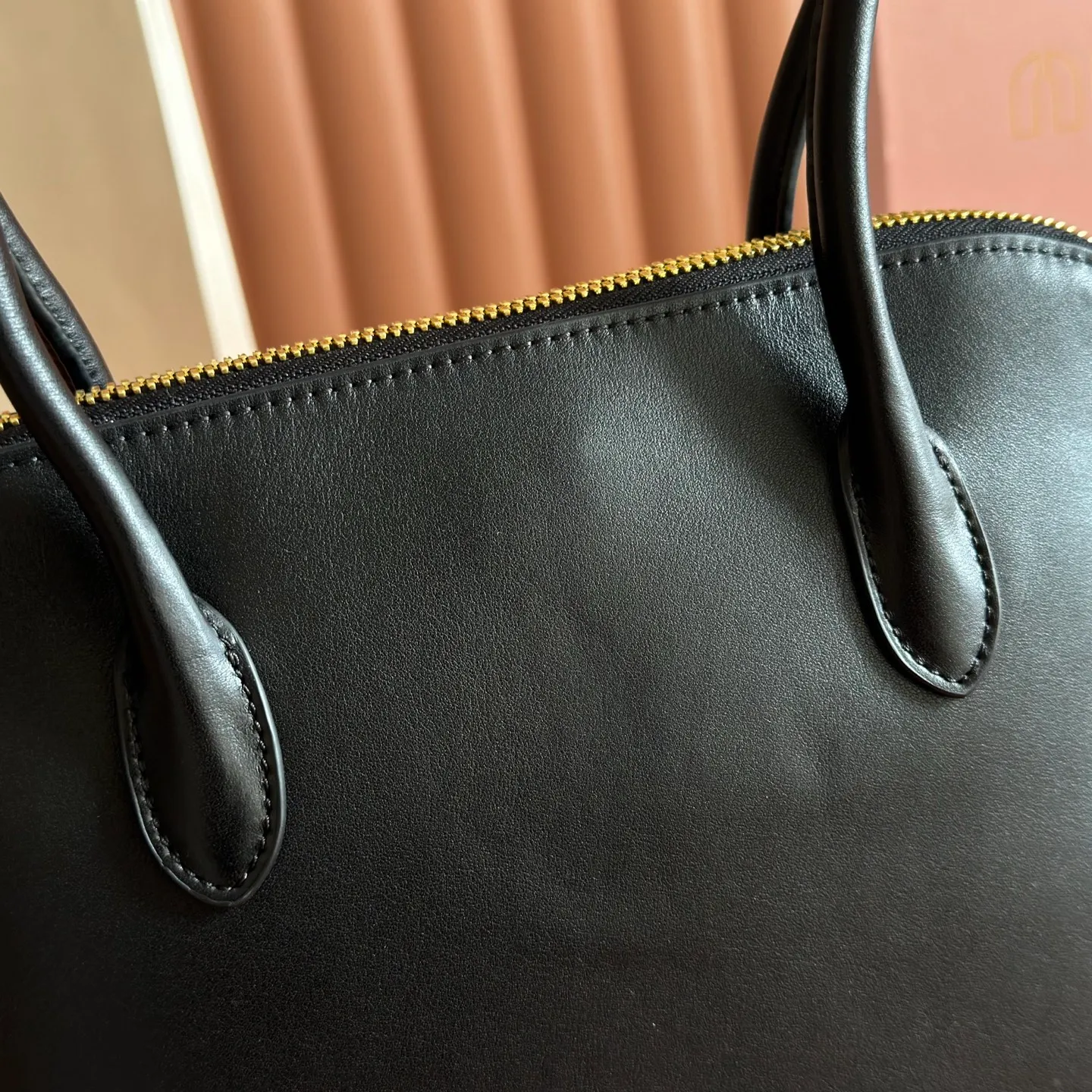 p1860💋💋💋【Original configuration counter full set packaging】New shell bag, simple design continues Miu’s lazy American old money style, using top imported calfskin, high-end and soft texture, and the curvature design on both sides is more stylish. The tote becomes larger in seconds when the zipper is opened. The long handle design is more practical and can be carried under the armpit. The shape is simple and casual, and the capacity is large. It is an excellent choice for commuting to work and shopping. The interior is made of brand new linen and is equipped with zipper pockets. Model: 5ba289 Size: 38 X 27 X 16