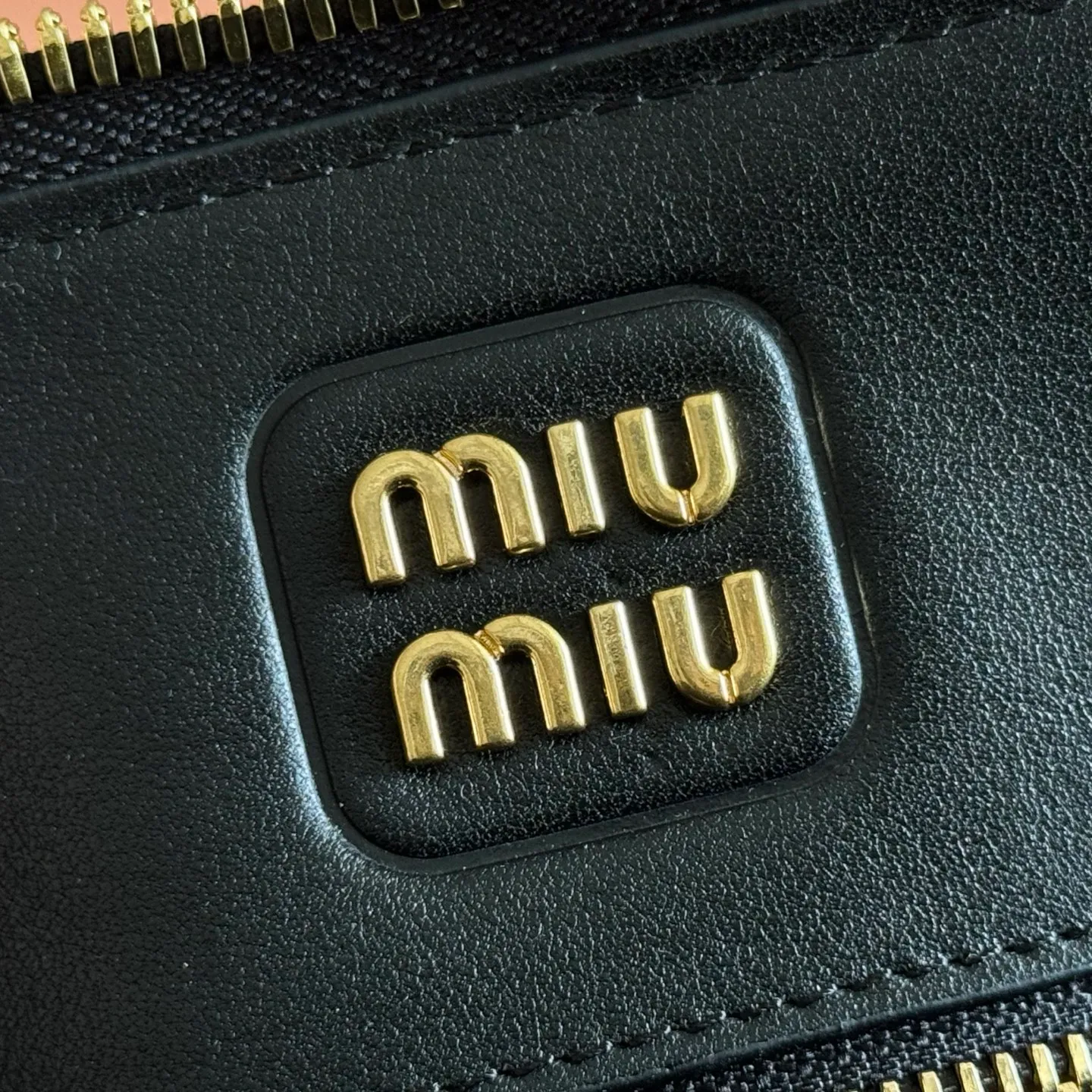 p1860💋💋💋【Original configuration counter full set packaging】New shell bag, simple design continues Miu’s lazy American old money style, using top imported calfskin, high-end and soft texture, and the curvature design on both sides is more stylish. The tote becomes larger in seconds when the zipper is opened. The long handle design is more practical and can be carried under the armpit. The shape is simple and casual, and the capacity is large. It is an excellent choice for commuting to work and shopping. The interior is made of brand new linen and is equipped with zipper pockets. Model: 5ba289 Size: 38 X 27 X 16