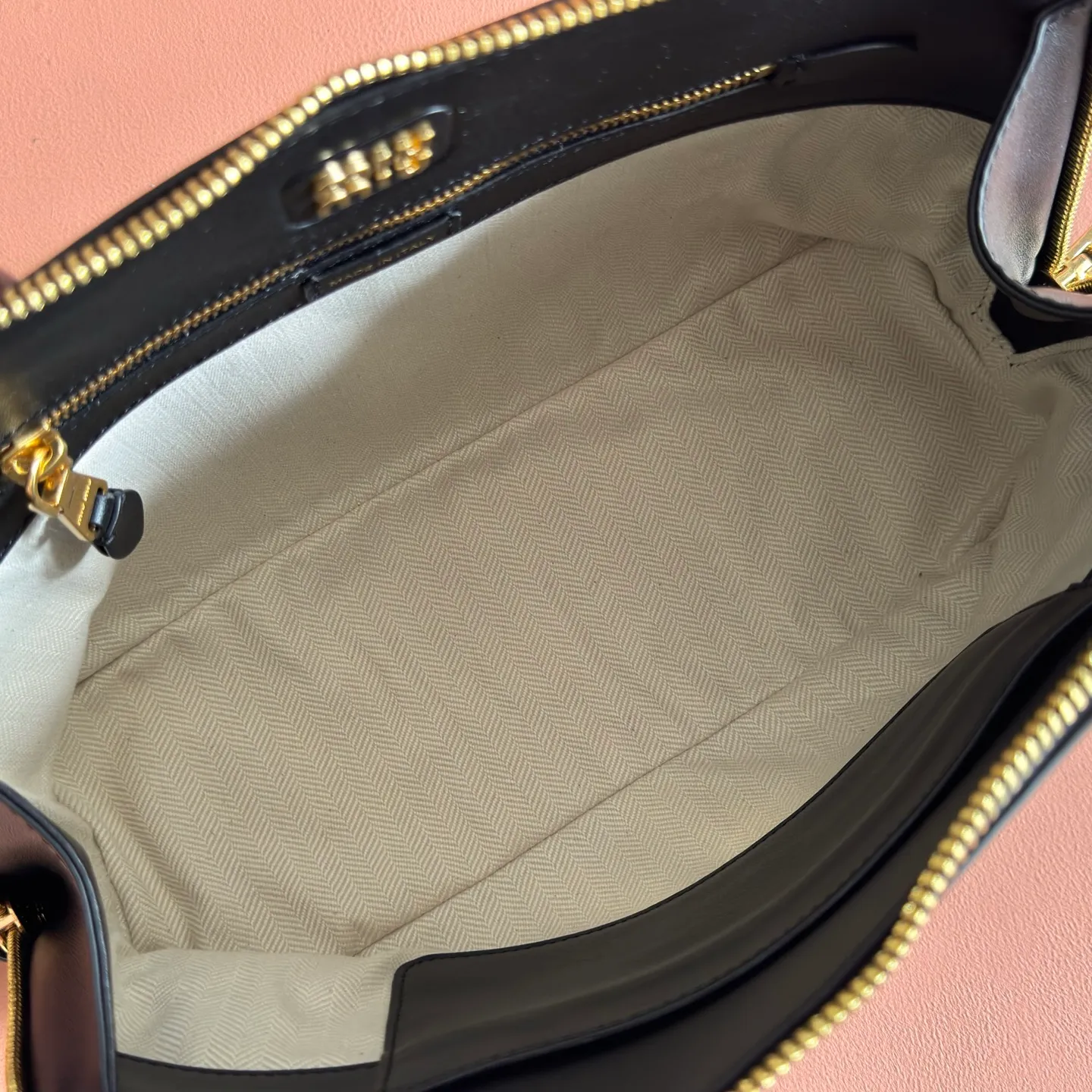 p1860💋💋💋【Original configuration counter full set packaging】New shell bag, simple design continues Miu’s lazy American old money style, using top imported calfskin, high-end and soft texture, and the curvature design on both sides is more stylish. The tote becomes larger in seconds when the zipper is opened. The long handle design is more practical and can be carried under the armpit. The shape is simple and casual, and the capacity is large. It is an excellent choice for commuting to work and shopping. The interior is made of brand new linen and is equipped with zipper pockets. Model: 5ba289 Size: 38 X 27 X 16