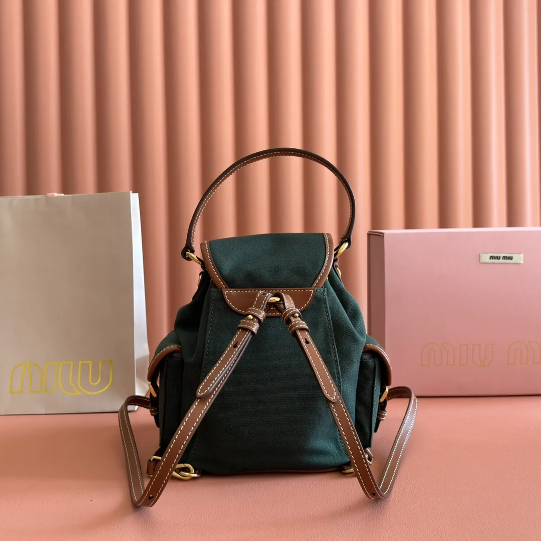 p1660. 💋💋💋【Configured with full package at counter】MIU Home new product college style backpack, the perfect combination of canvas and imported calfskin, thick wear-resistant linen blend lining, adopts a casual design style, fashionable, simple and advanced, combined with exquisite handcrafts, adds multiple pocket storage, shoulder straps and hand bags can be freely converted, greatly It improves the practicality. It is simply a tool for hanging. It can be worn with jeans, shirts or various casual sportswear. It is a very good item to wear, especially the capacity is large enough and it is light and easy to use. I sincerely recommend it. Model: 5bz043, size 22X18X11.5cm