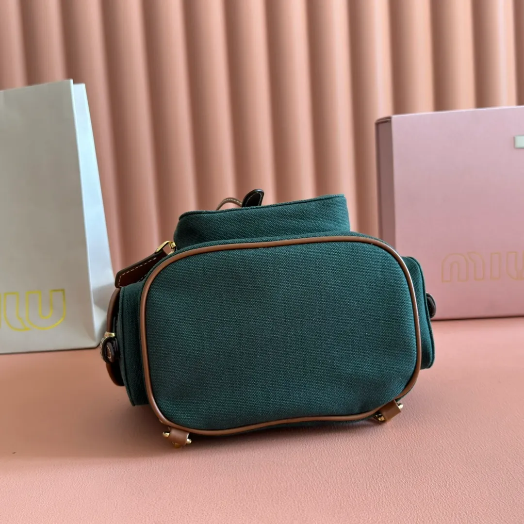 p1660. 💋💋💋【Configured with full package at counter】MIU Home new product college style backpack, the perfect combination of canvas and imported calfskin, thick wear-resistant linen blend lining, adopts a casual design style, fashionable, simple and advanced, combined with exquisite handcrafts, adds multiple pocket storage, shoulder straps and hand bags can be freely converted, greatly It improves the practicality. It is simply a tool for hanging. It can be worn with jeans, shirts or various casual sportswear. It is a very good item to wear, especially the capacity is large enough and it is light and easy to use. I sincerely recommend it. Model: 5bz043, size 22X18X11.5cm